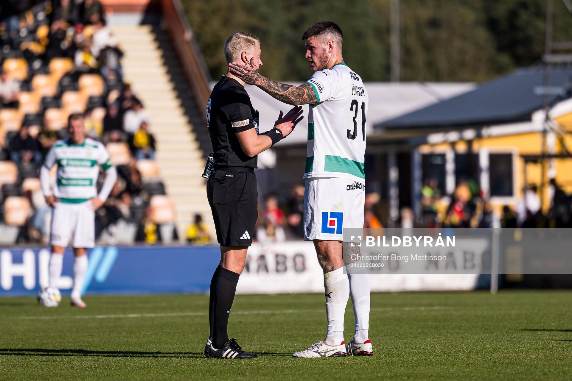 Domare Adam Ladebäck och Västerås Isak Jönsson