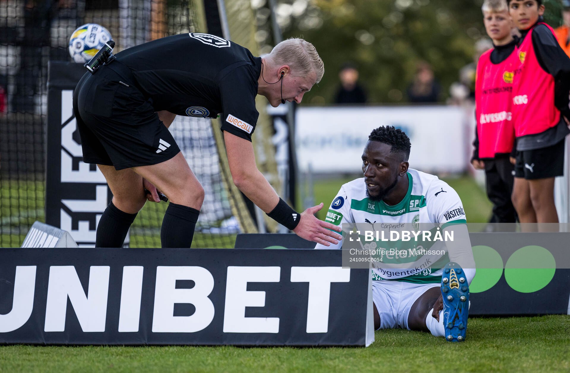 Domare Adam Ladebäck och Västerås Frederic Nsabiyumva