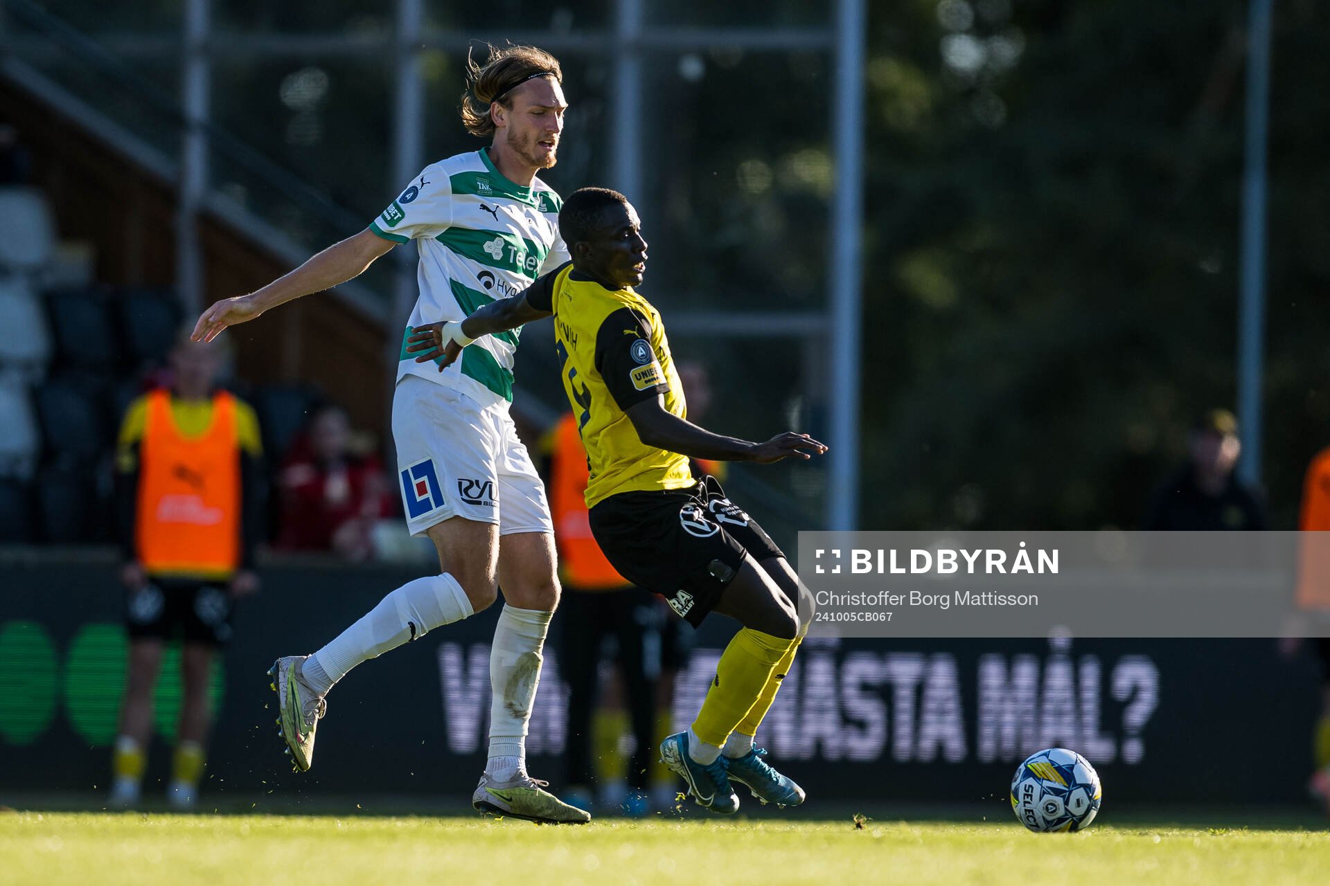 Västerås Gustav Granath och Mjällbys Abdoulie Manneh