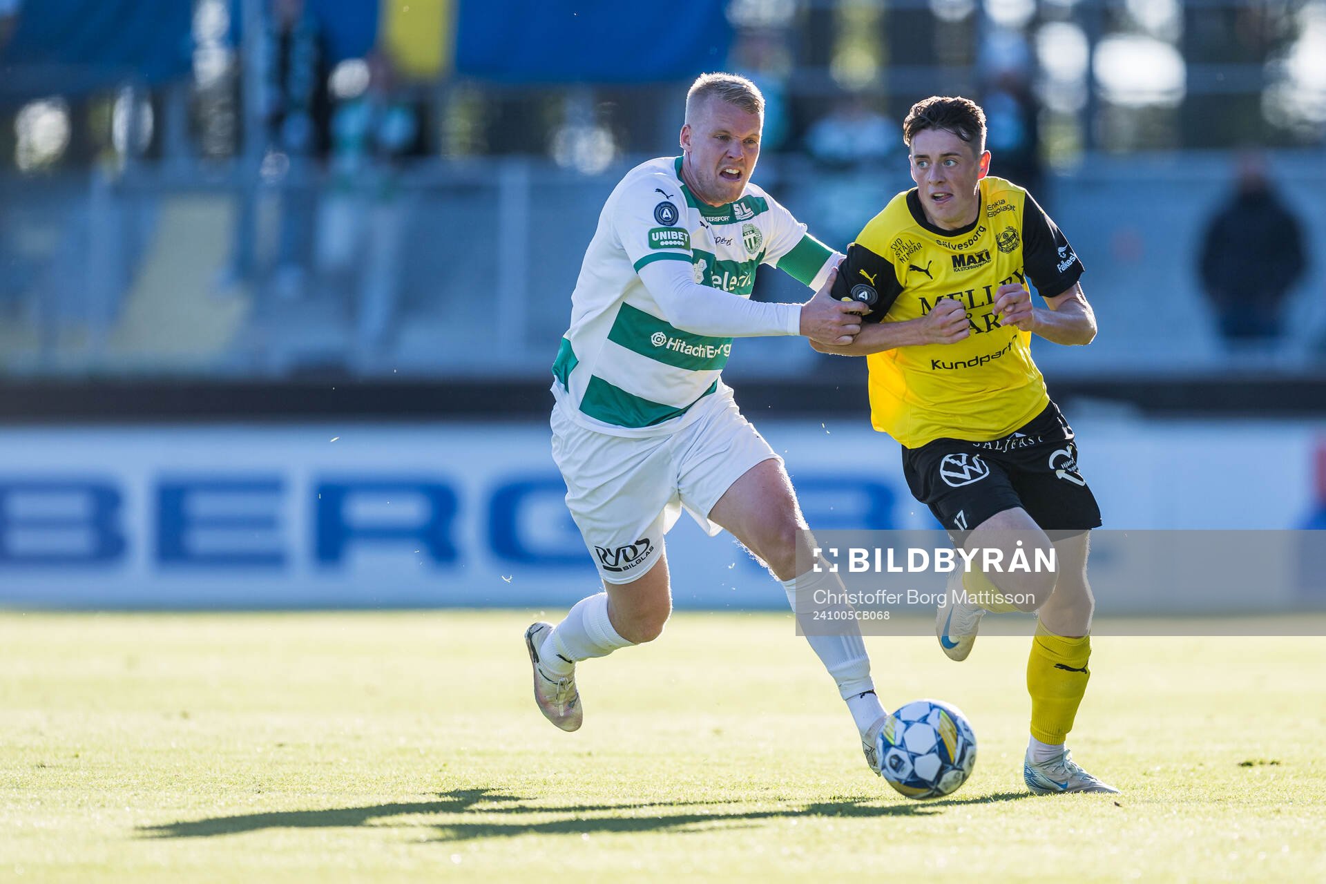 Västerås Simon Johansson och Mjällbys Elliot Stroud