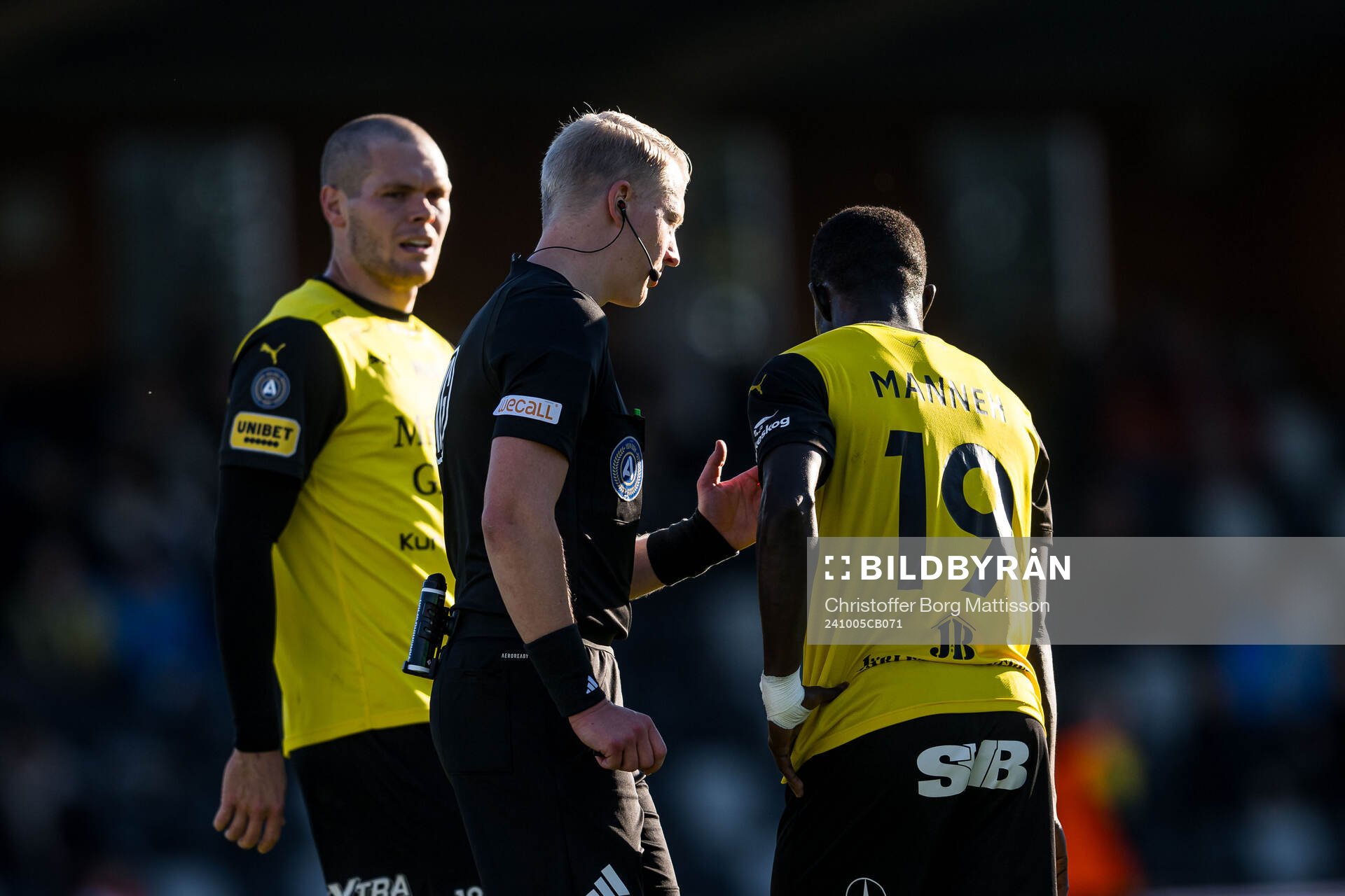 Mjällbys Jacob Bergström och Domare Adam Ladebäck och