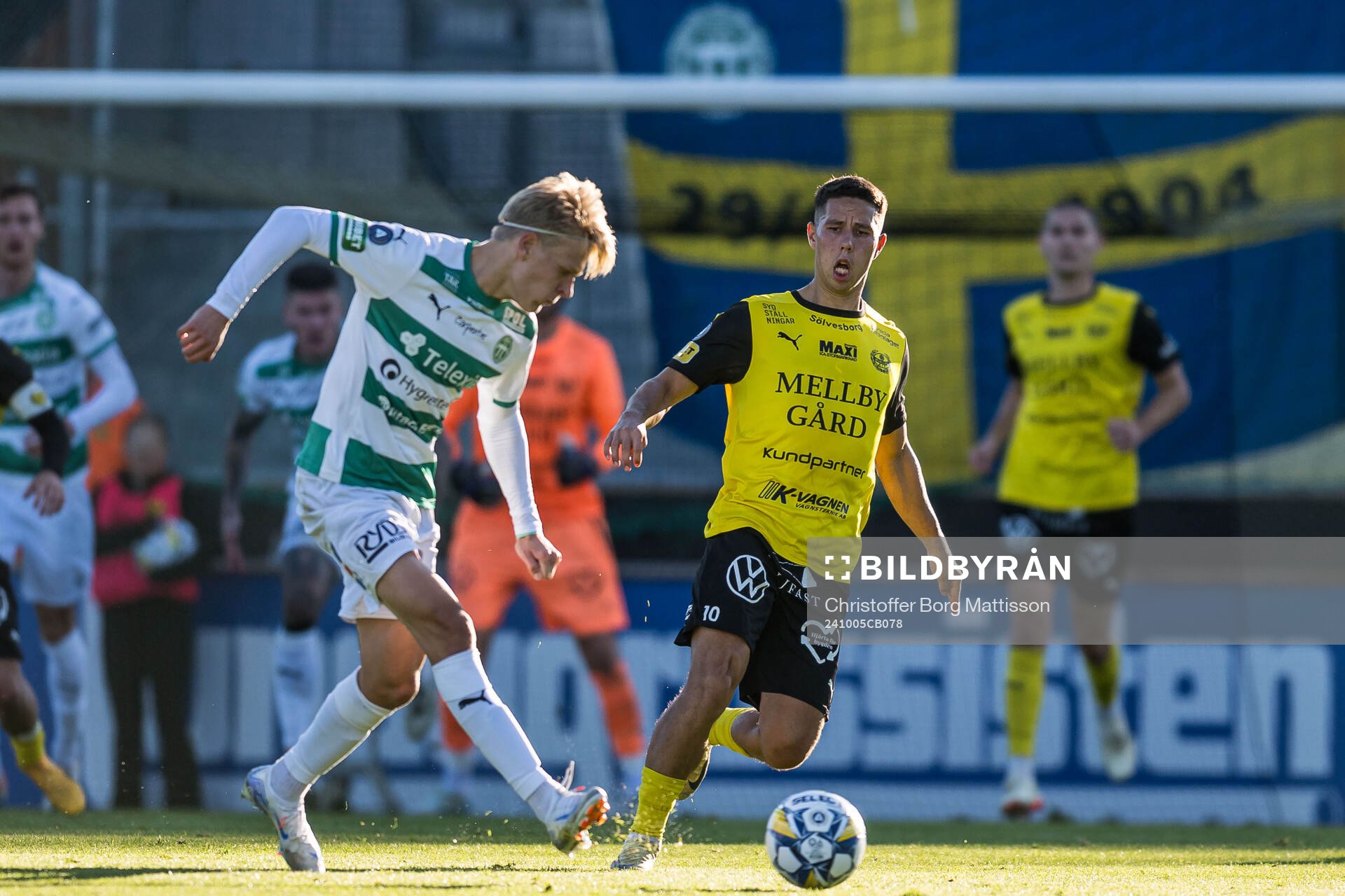 Västerås Marcus Linday och Mjällbys Nicklas Røjkjær