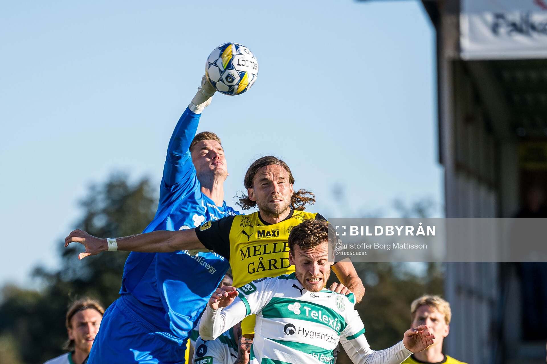 Västerås målvakt Johan Brattberg och Mjällbys Tom