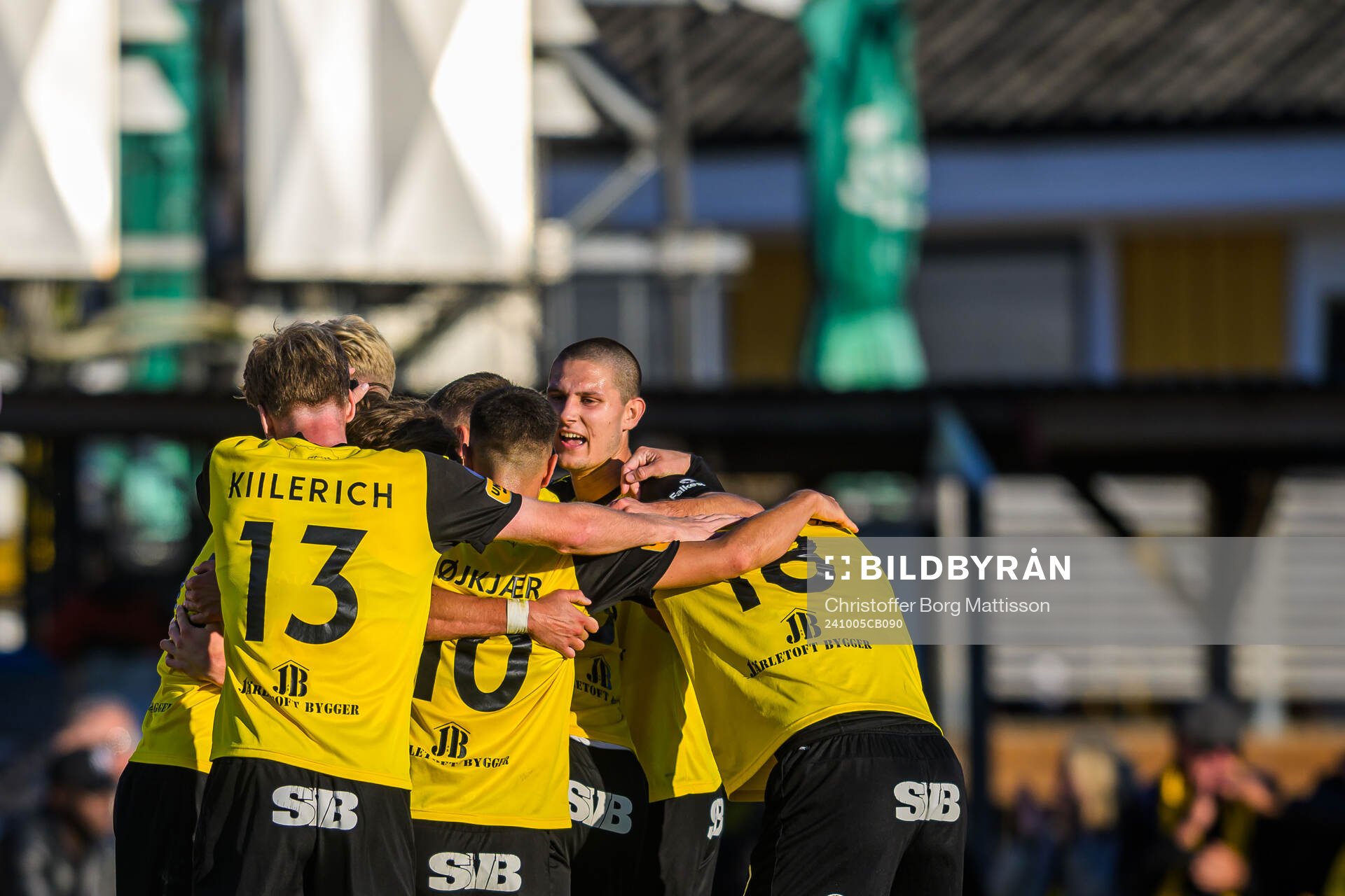 Mjällbys Tom Pettersson jublar med lagkamrater efter 2-1 under fotbollsmatchen i Allsvenskan mellan Mjällby och Västerås den 5 oktober 2024 i Hällevik. 