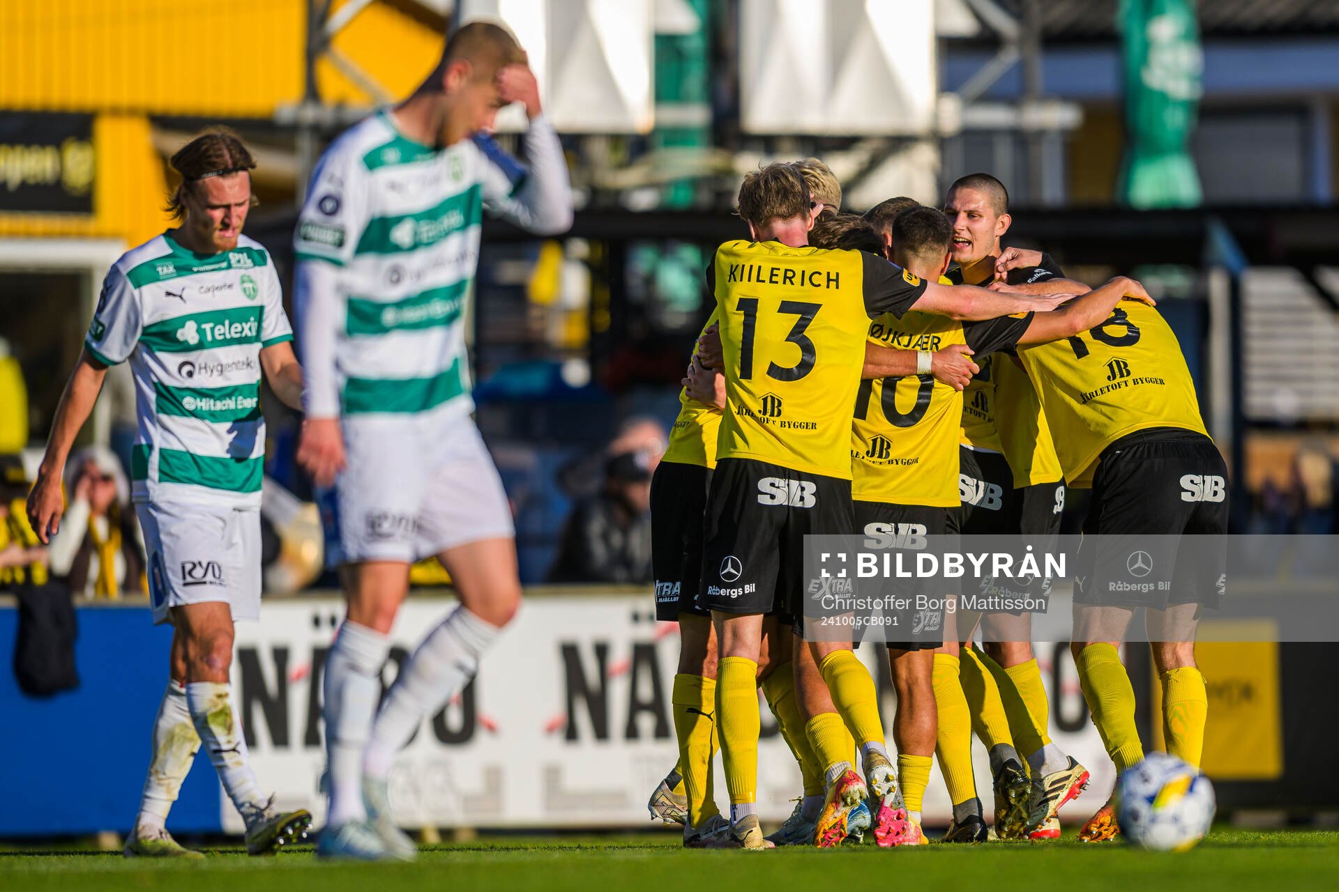Mjällbys Tom Pettersson jublar med lagkamrater