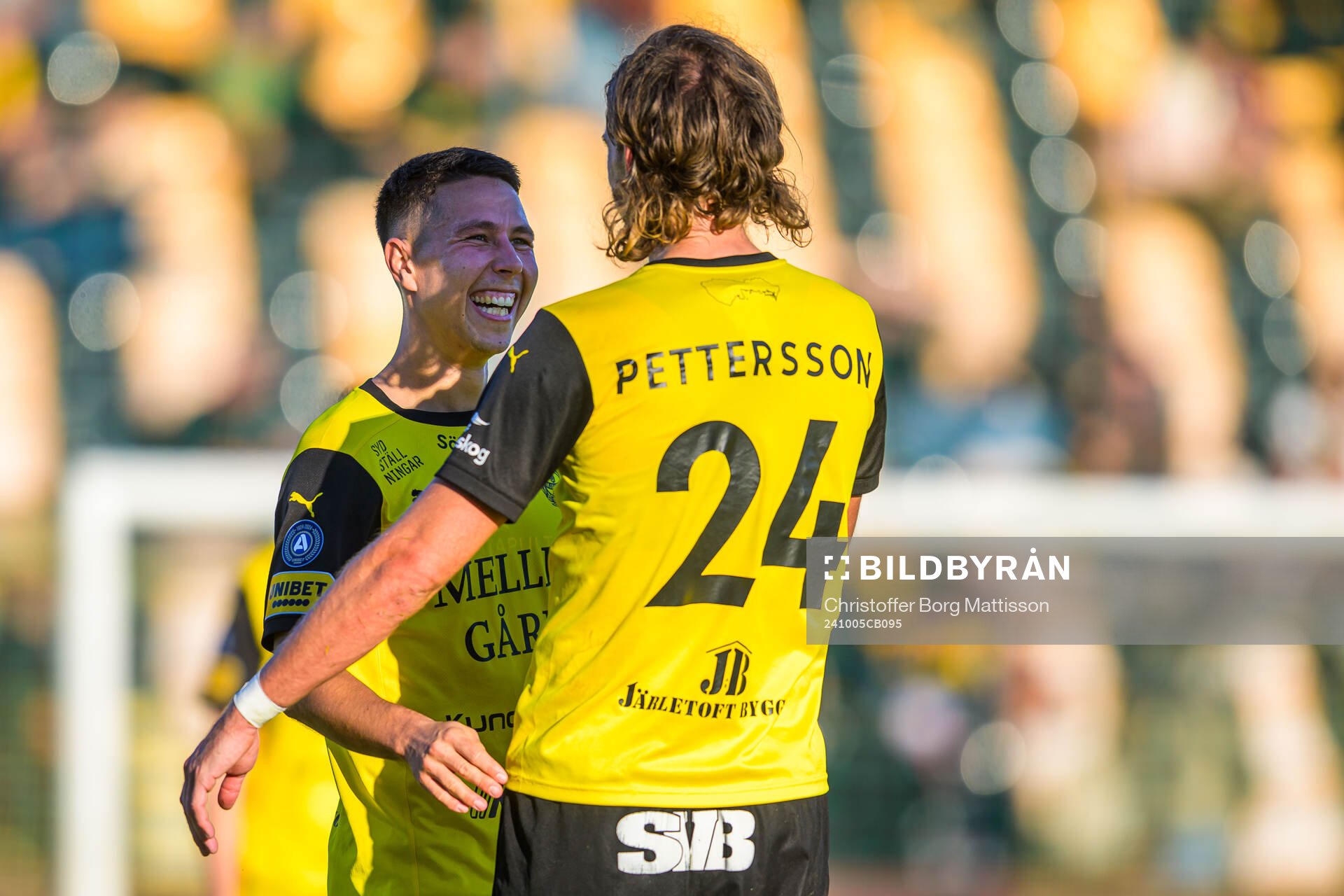 Mjällbys Nicklas Røjkjær och Tom Pettersson jublar efter fotbollsmatchen i Allsvenskan mellan Mjällby och Västerås den 5 oktober 2024 i Hällevik.
