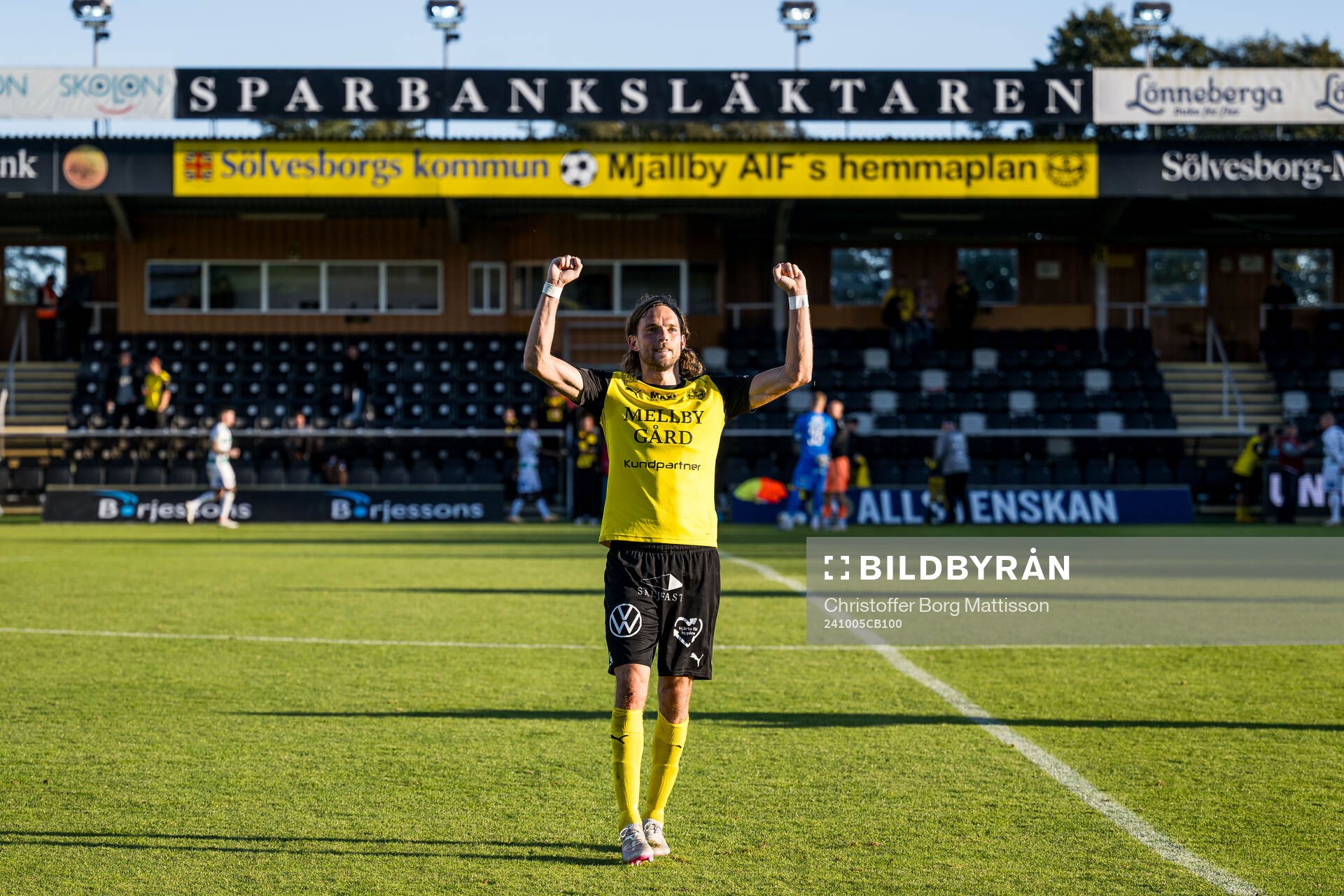 Mjällbys Tom Pettersson jublar efter fotbollsmatchen i Allsvenskan mellan Mjällby och Västerås den 5 oktober 2024 i Hällevik. 