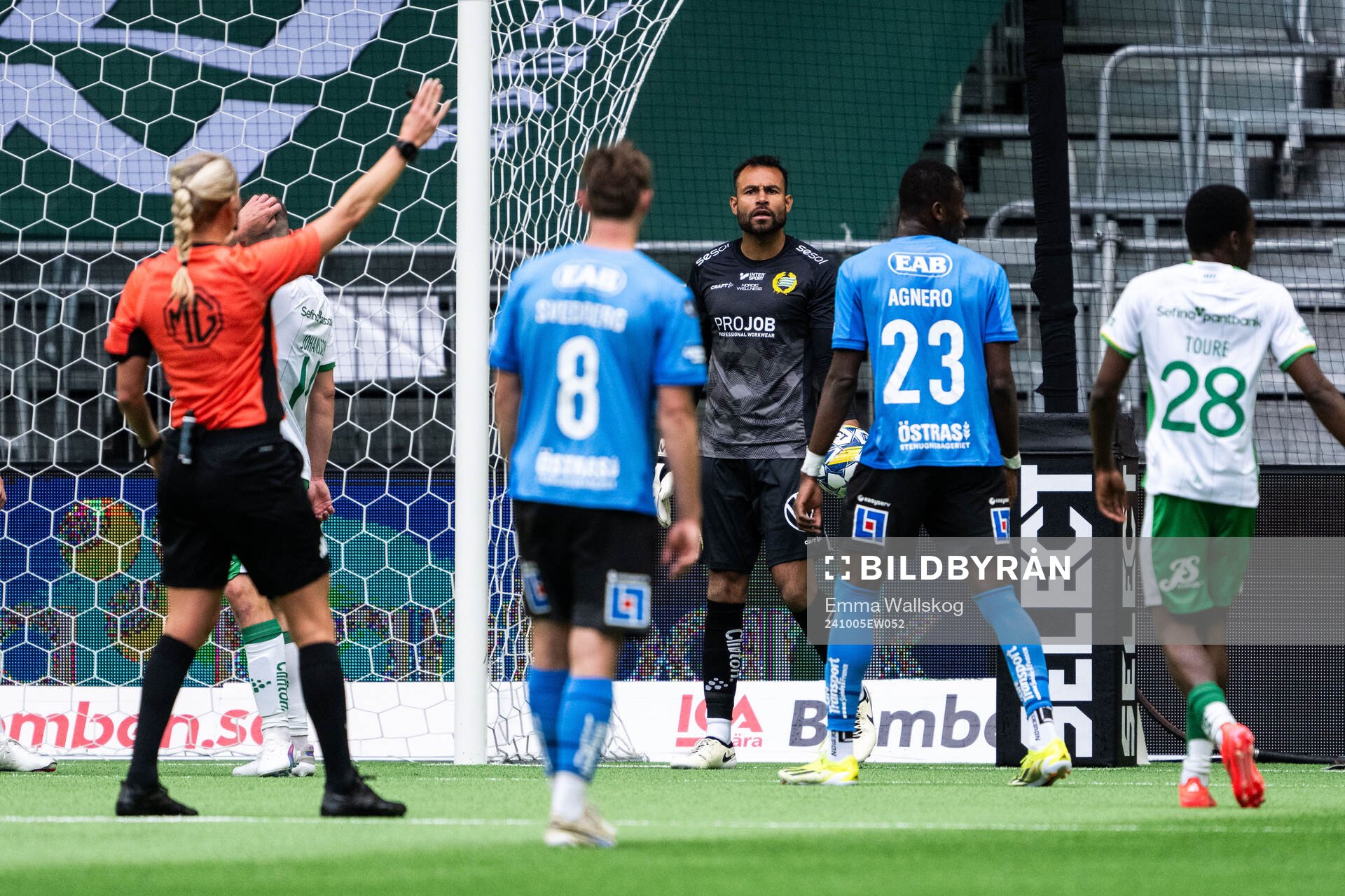 Hammarbys målvakt Warner Hahn reagerar mot Domare Tess