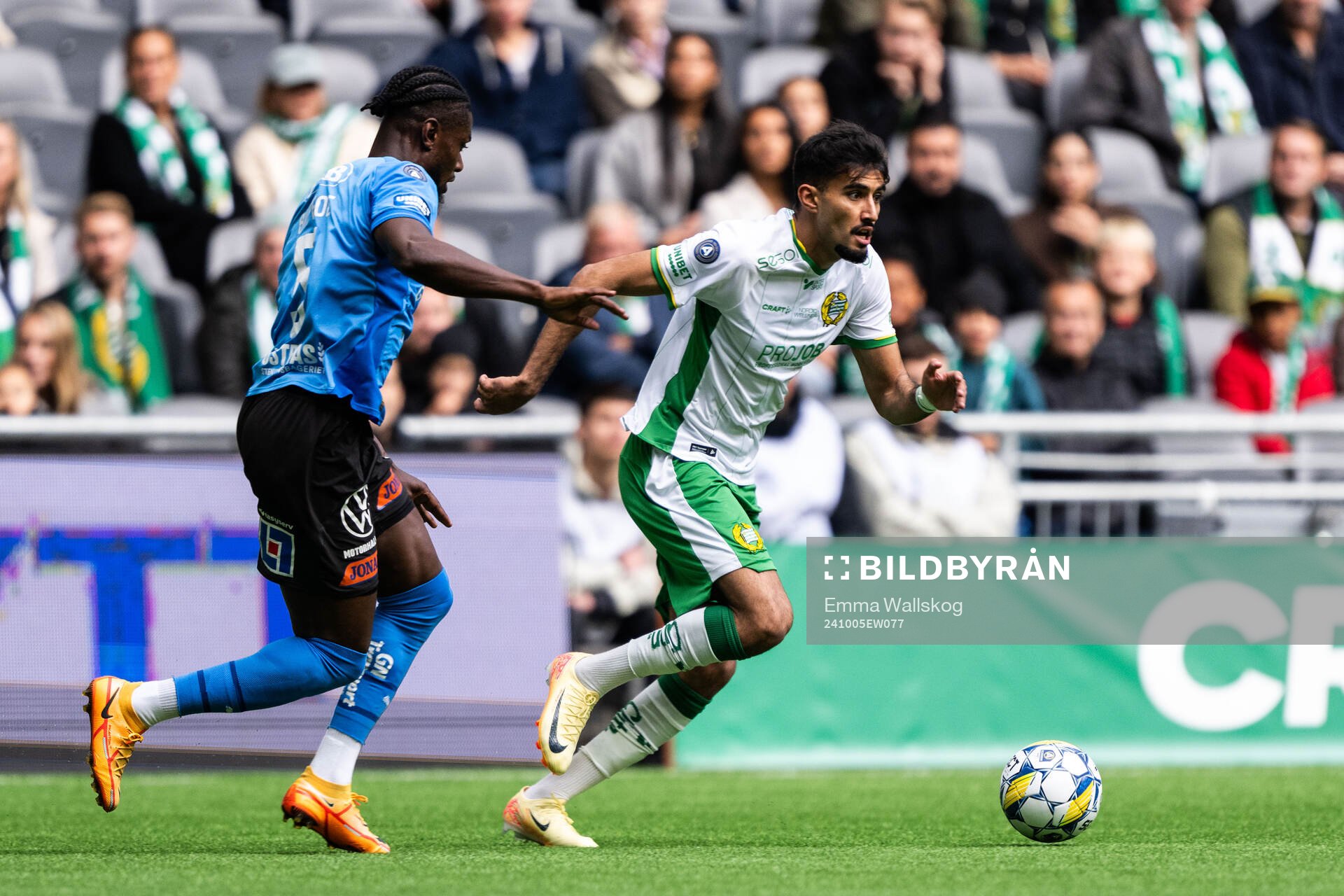 Halmstads Joseph Baffoe och Hammarbys Montader Madjed under fotbollsmatchen i Allsvenskan mellan Hammarby och Halmstad den 5 oktober 2024 i Stockholm.