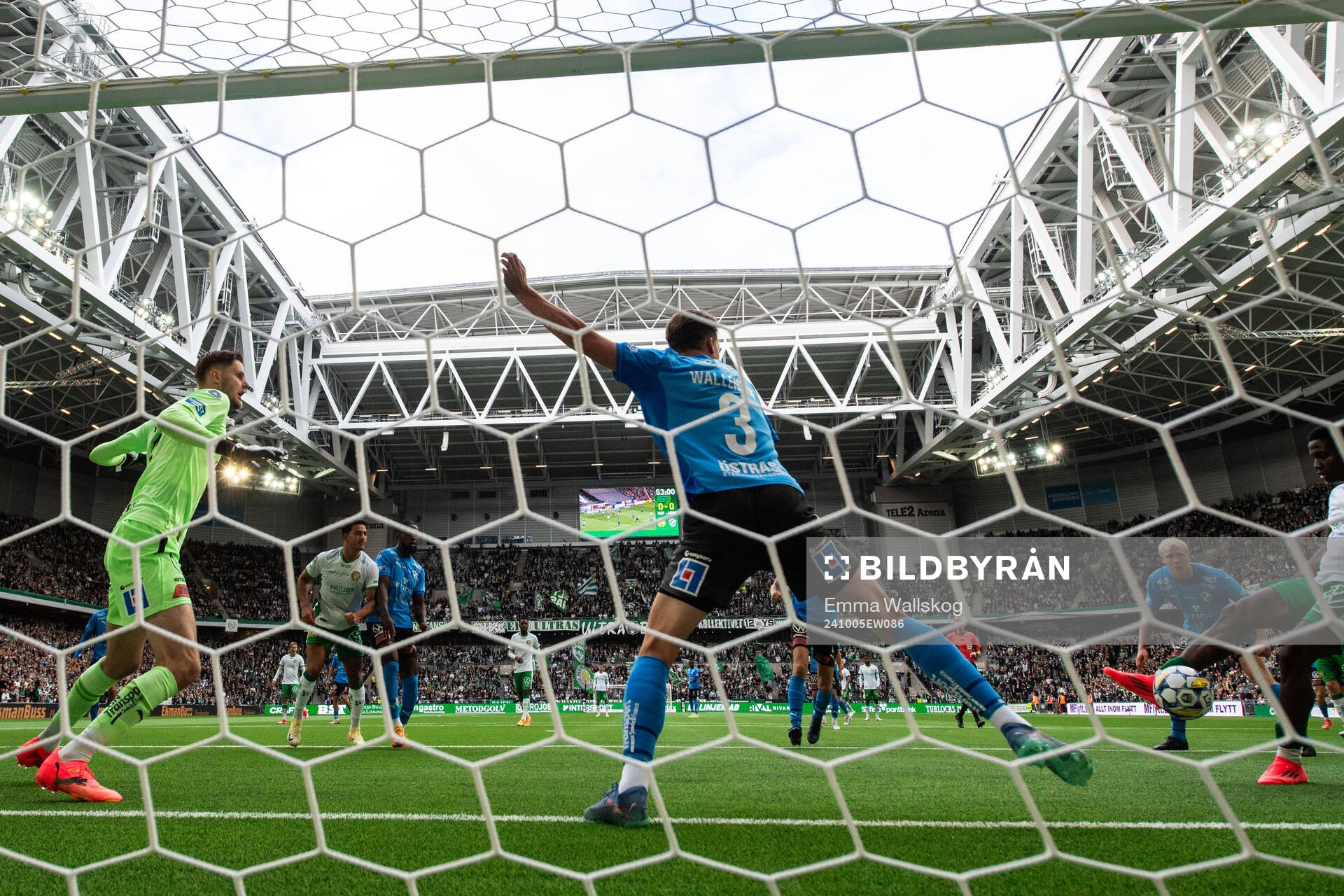 Hammarbys Bouzomana Toure gör 1-0 bakom Halmstads målvakt