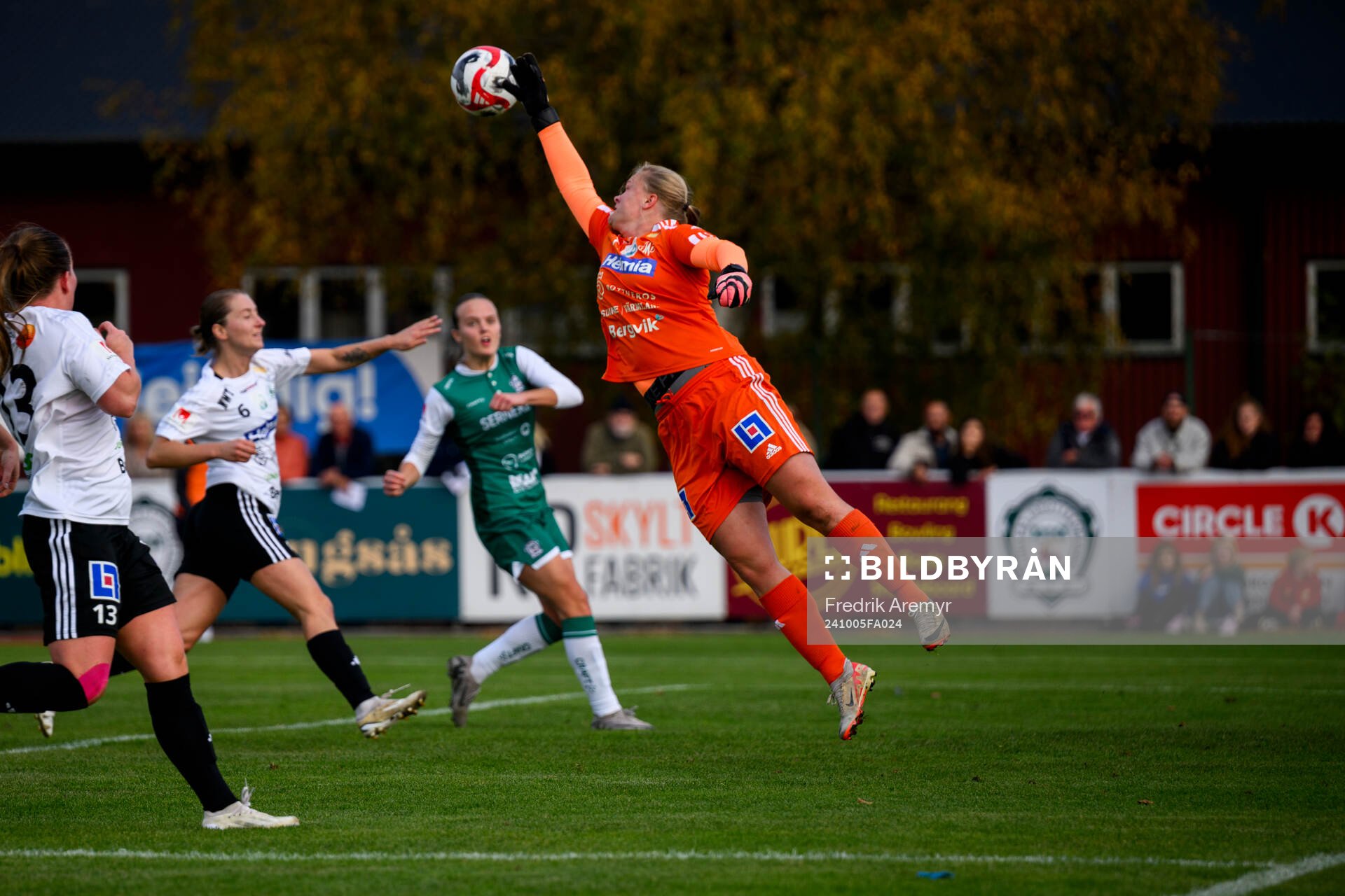 Mallbackens målvakt Alexandra Blom under fotbollsmatchen i Elitettan mellan Alingsås och Mallbacken den 5 oktober 2024 i Alingsås. 