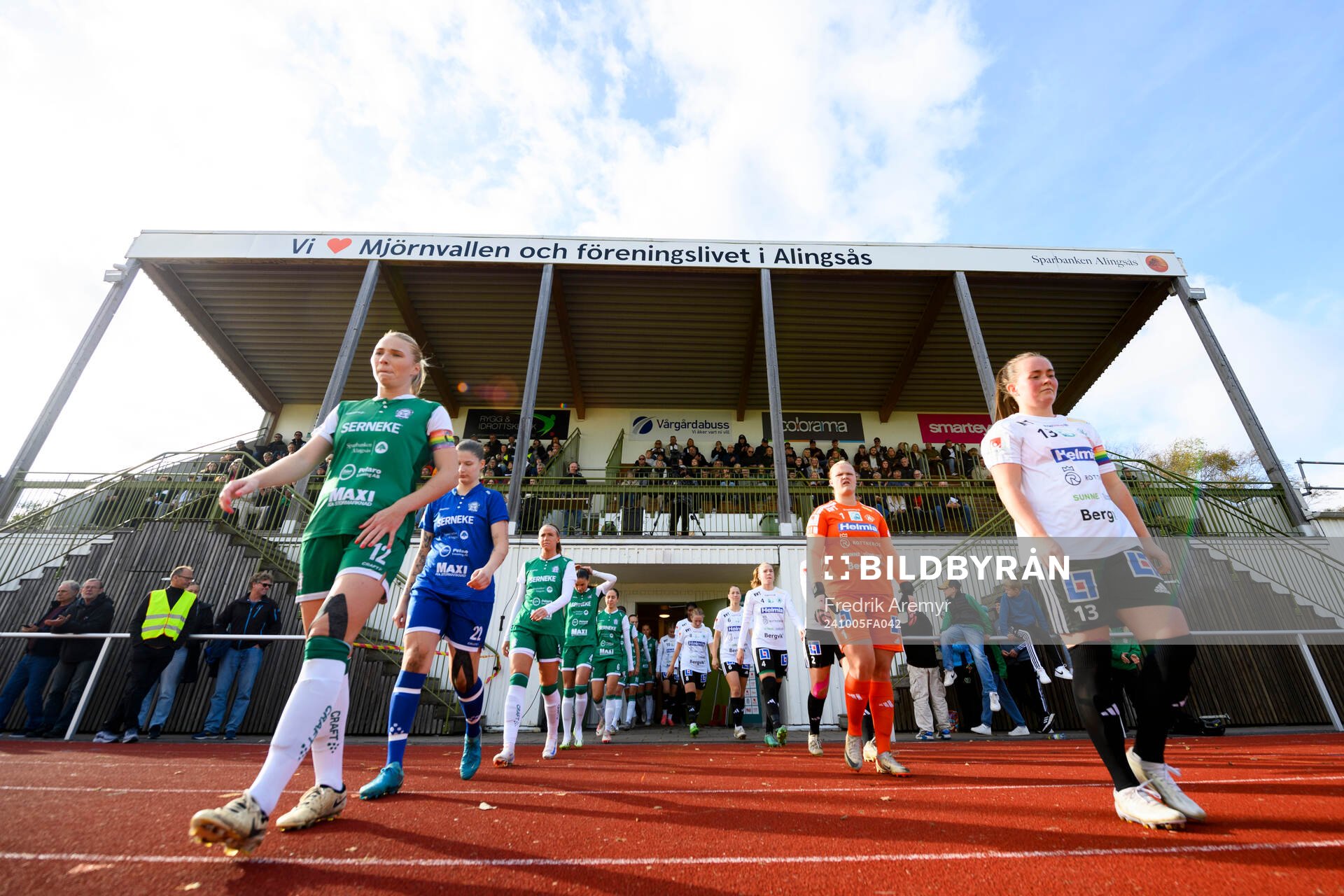 Alingsås och Mallbackens spelare inför fotbollsmatchen i Elitettan mellan Alingsås och Mallbacken den 5 oktober 2024 i Alingsås. 
