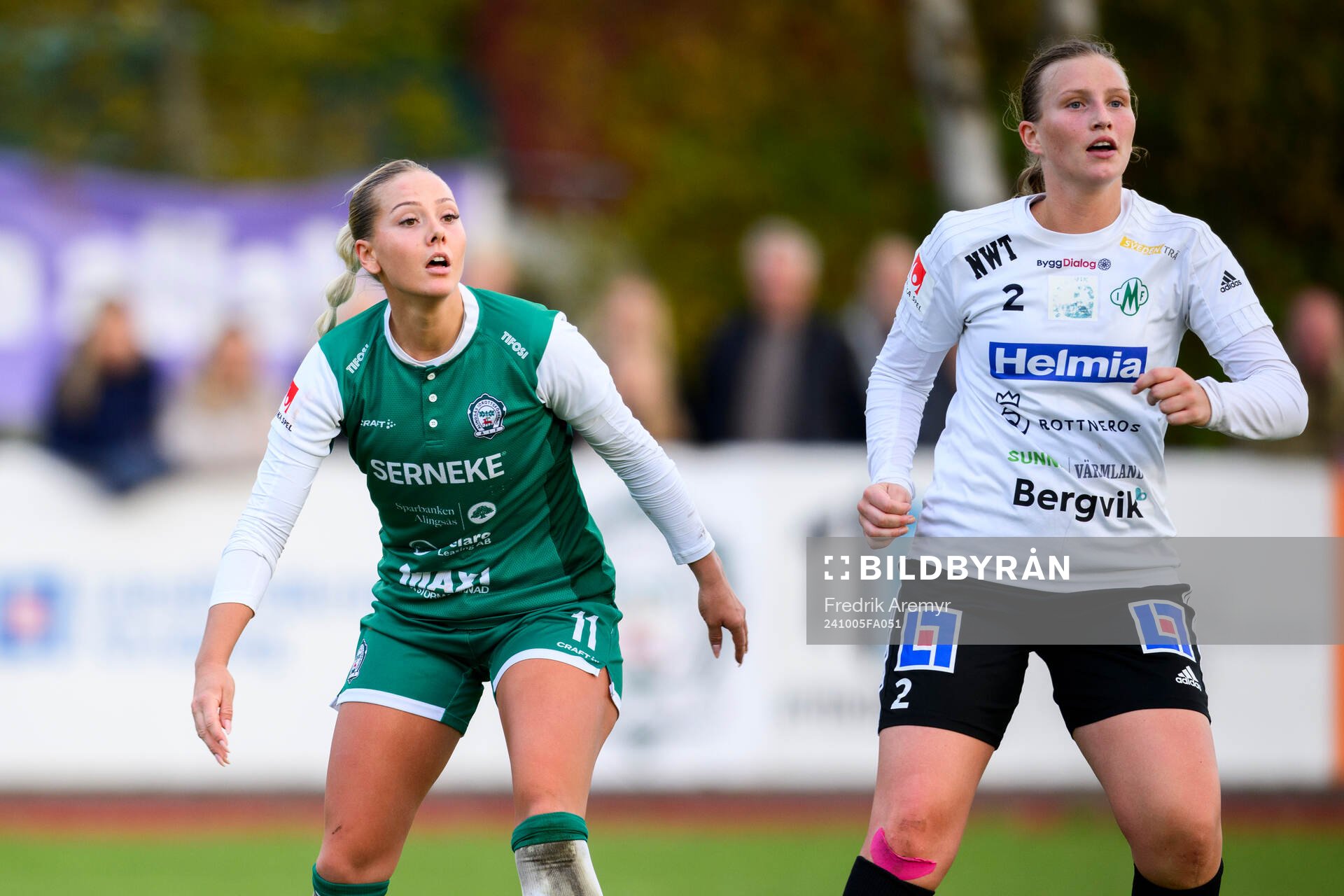 Alingsås Moa Öhman och Mallbackens Selma Berggren under fotbollsmatchen i Elitettan mellan Alingsås och Mallbacken den 5 oktober 2024 i Alingsås.