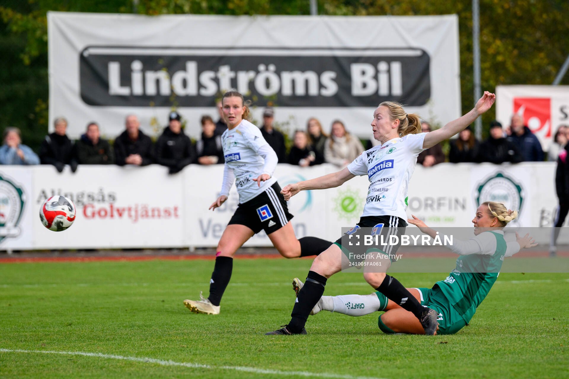 Mallbackens Susanne Skålberg och Alingsås Moa Öhman under fotbollsmatchen i Elitettan mellan Alingsås och Mallbacken den 5 oktober 2024 i Alingsås.
