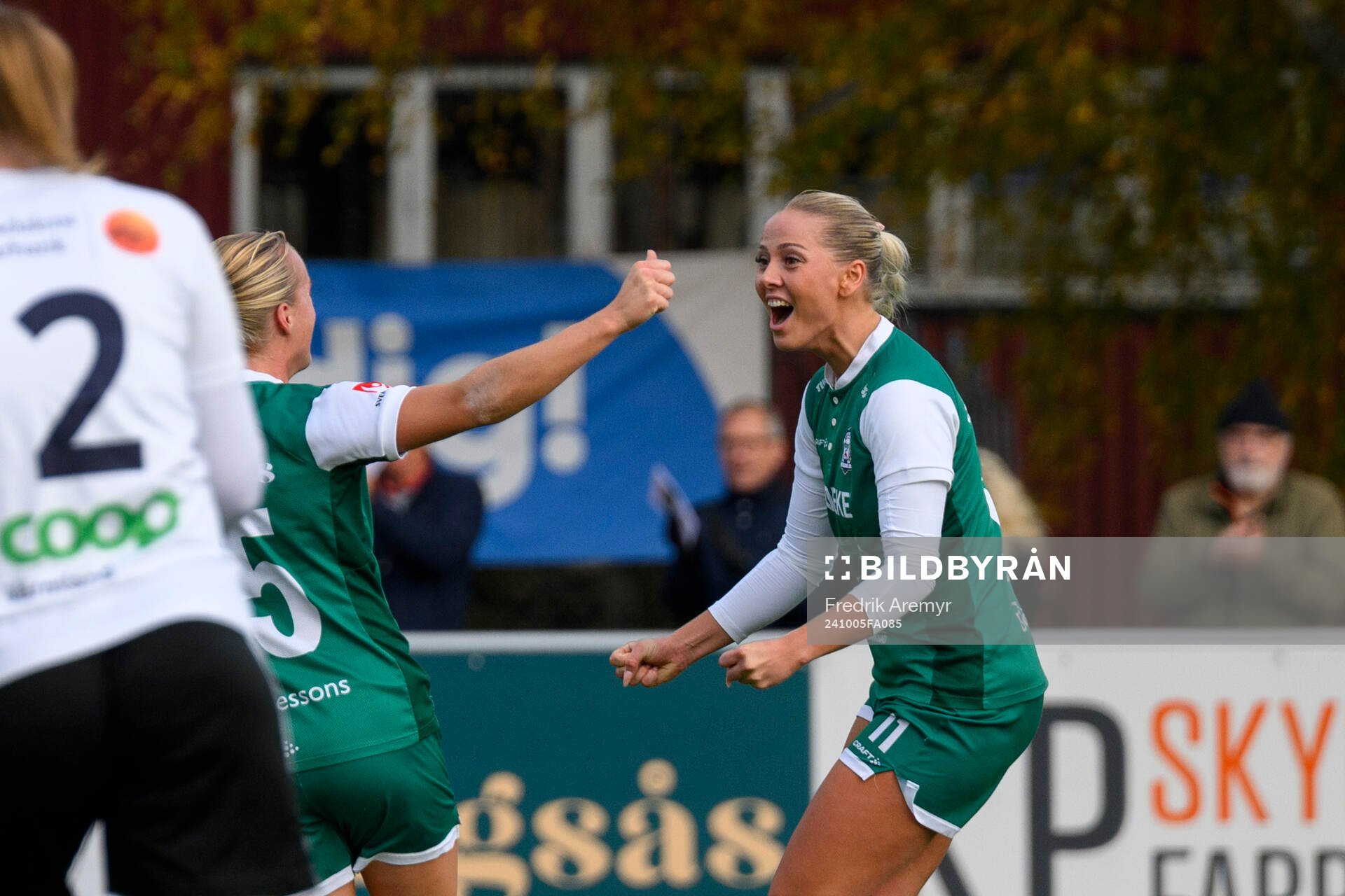 Alingsås Josefin Johansson jublar tillsammans med målskytt Moa Öhman efter 1-0 under fotbollsmatchen i Elitettan mellan Alingsås och Mallbacken den 5 oktober 2024 i Alingsås.