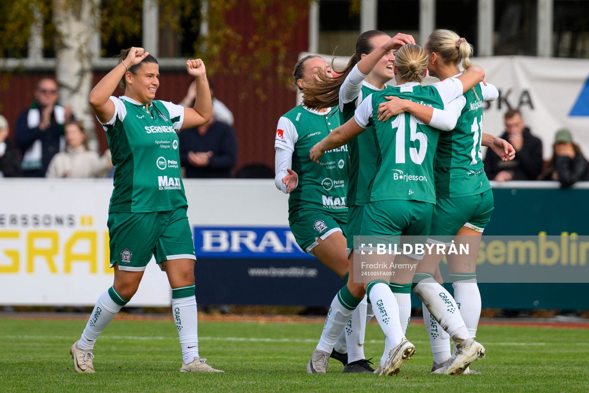 Alingsås spelare jublar tillsammans med målskytt Moa Öhman efter 1-0 under fotbollsmatchen i Elitettan mellan Alingsås och Mallbacken den 5 oktober 2024 i Alingsås.