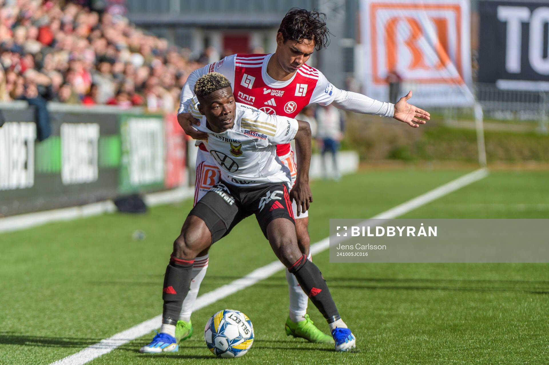 Östersunds Assiedou Yannick Armel Adjoumani och Sandvikens