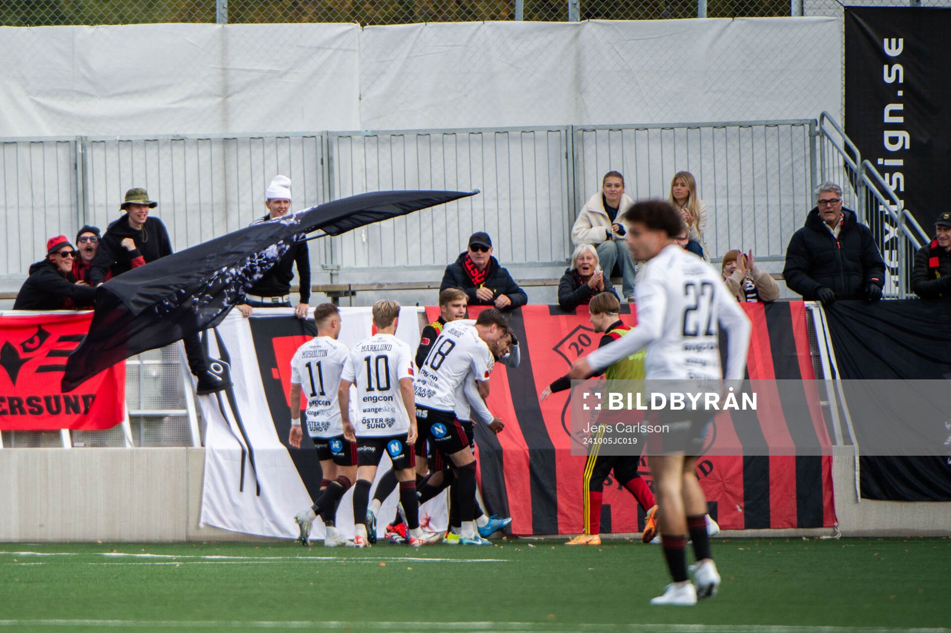 Östersunds Arquimides Ordonez jublar med lagkamrater