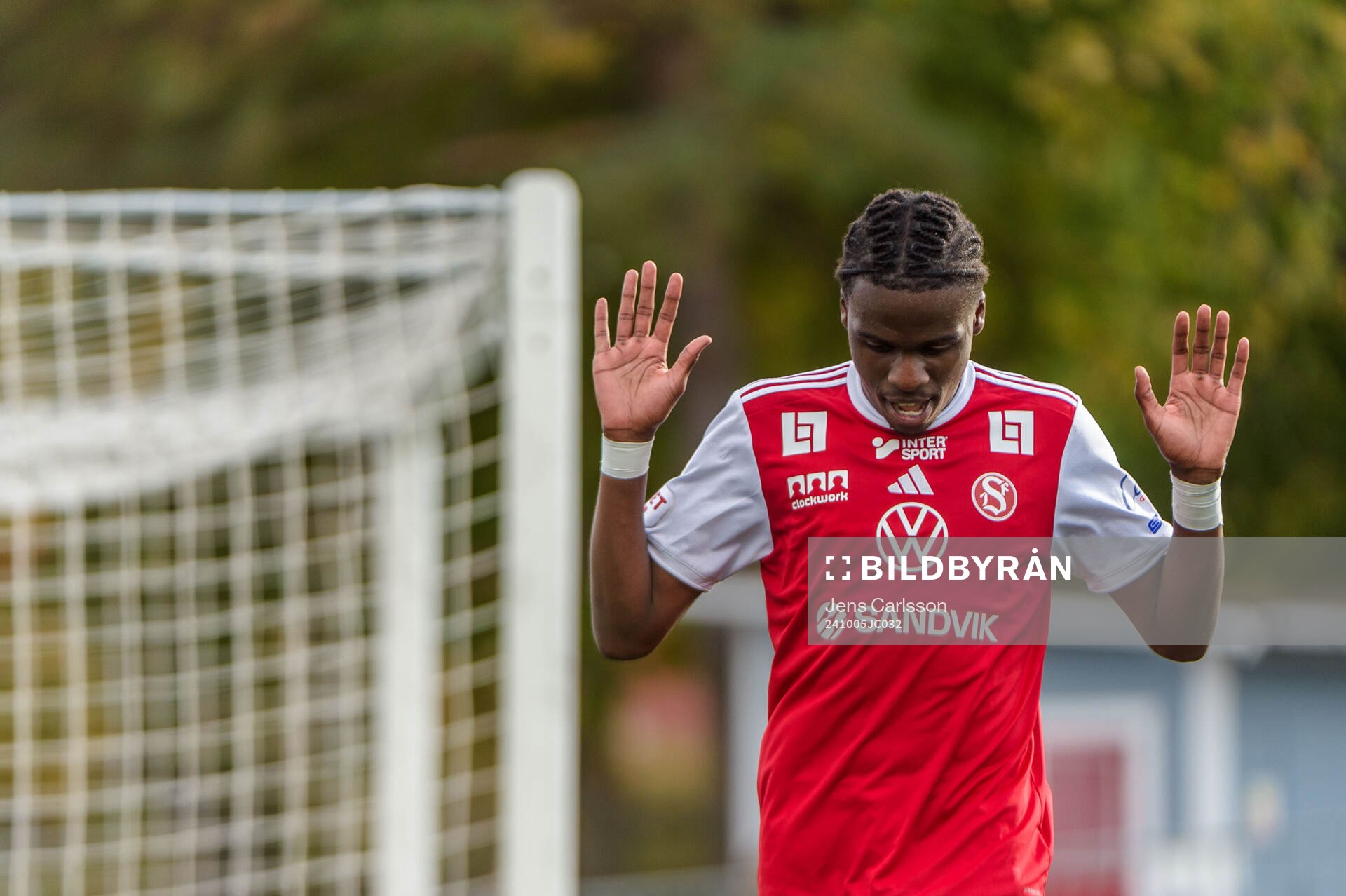 Sandvikens Calvin Kabuye jublar