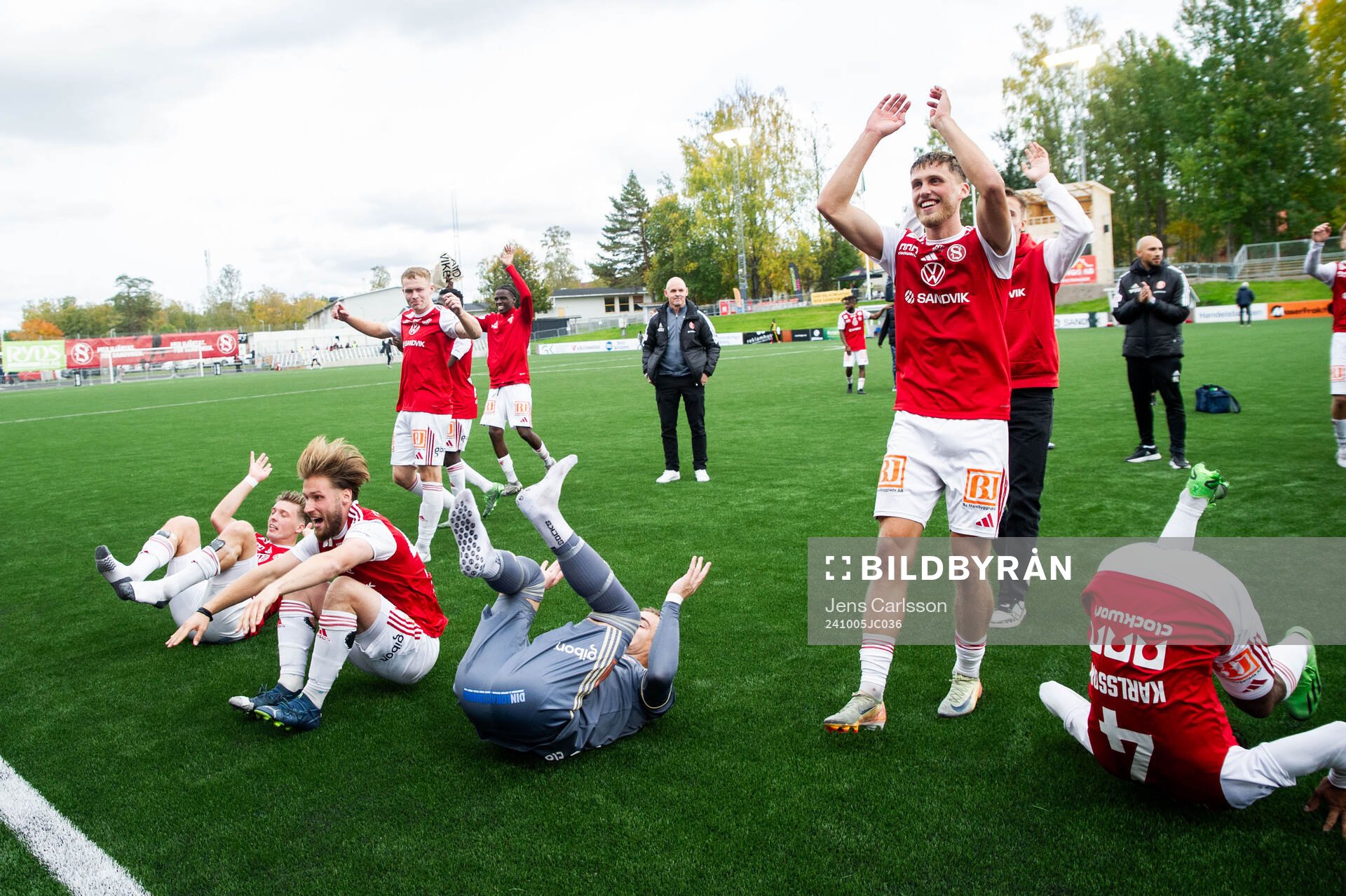 Sandvikens spelare jublar efter fotbollsmatchen i Superettan mellan Sandviken och Östersund den 5 oktober 2024 i Sandviken. 