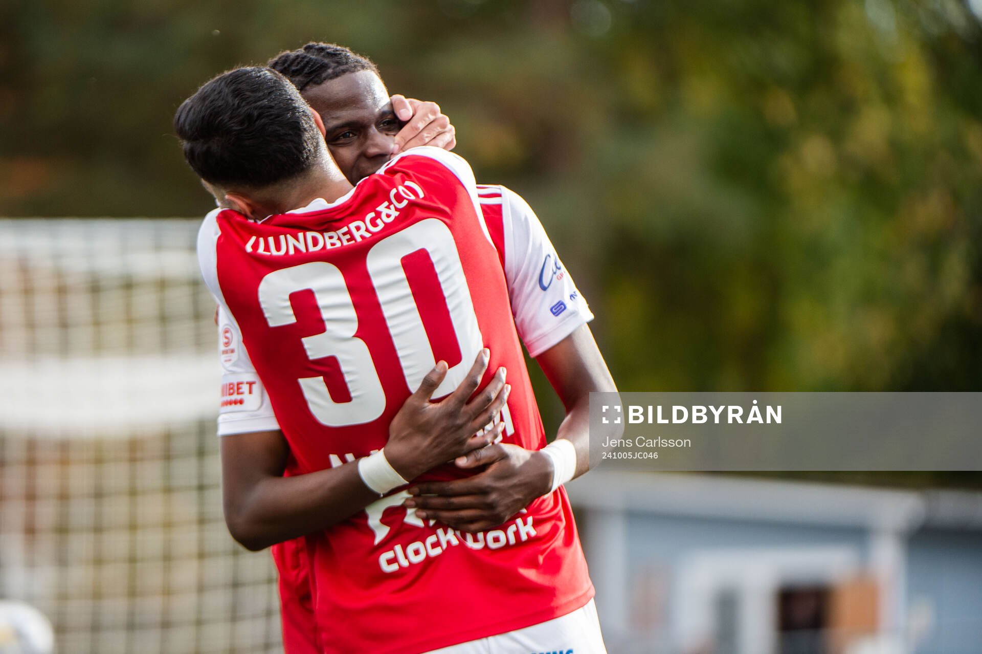 Sandvikens Calvin Kabuye och Amin Al-Hamawi jublar