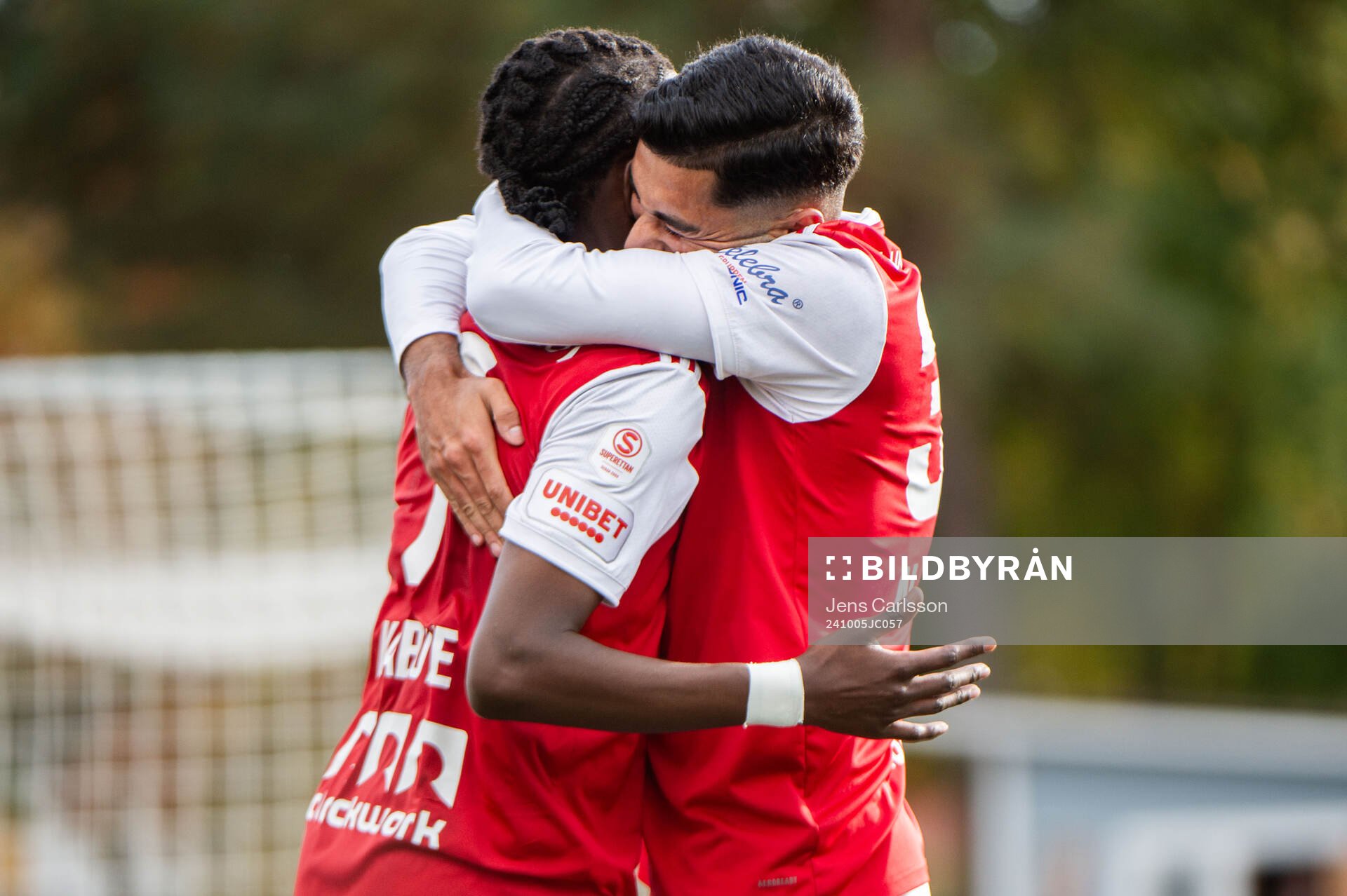 Sandvikens Calvin Kabuye och Amin Al-Hamawi jublar