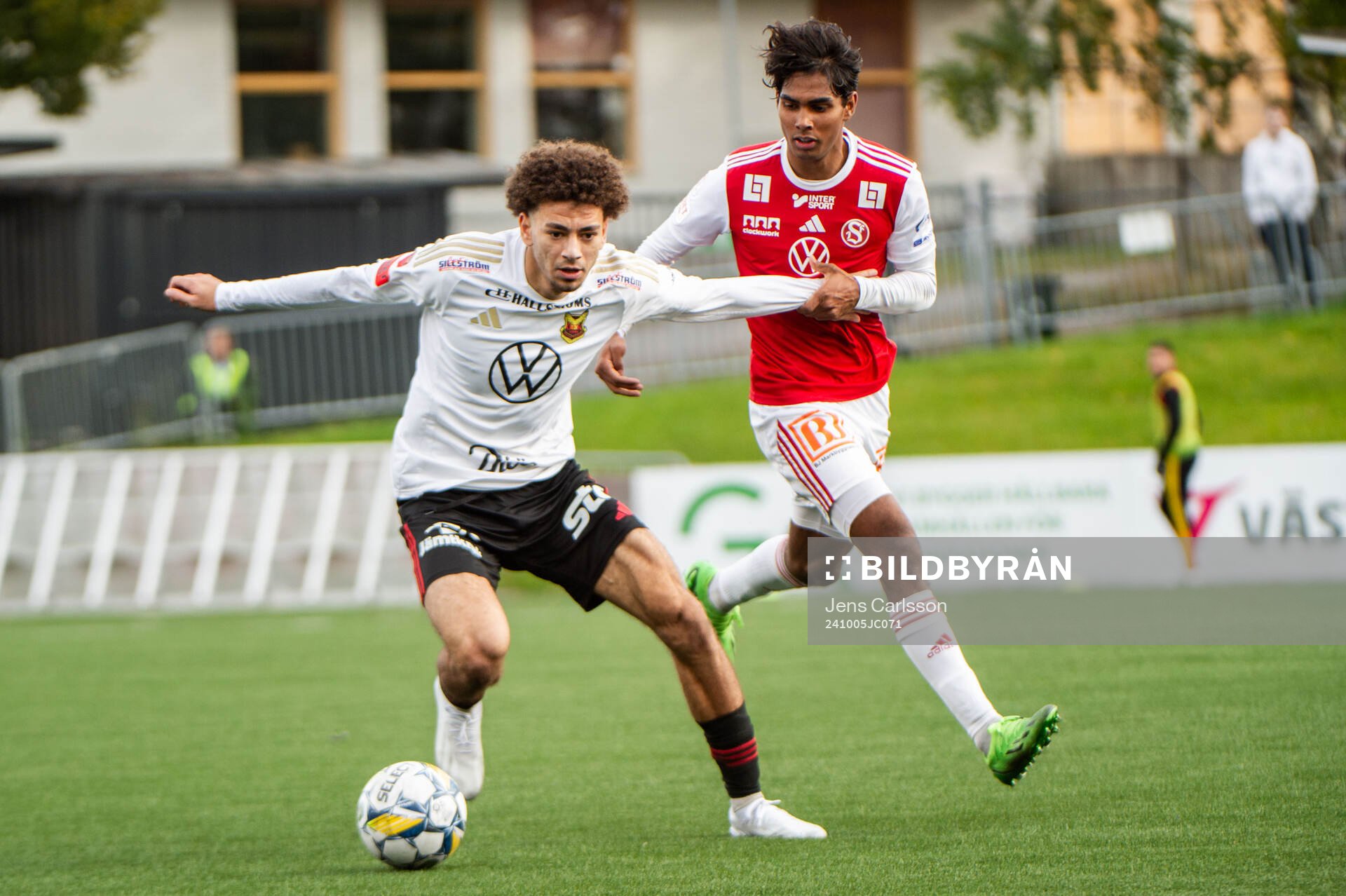 Östersunds Ziad Ghanoum och Sandvikens Jonathan Karlsson