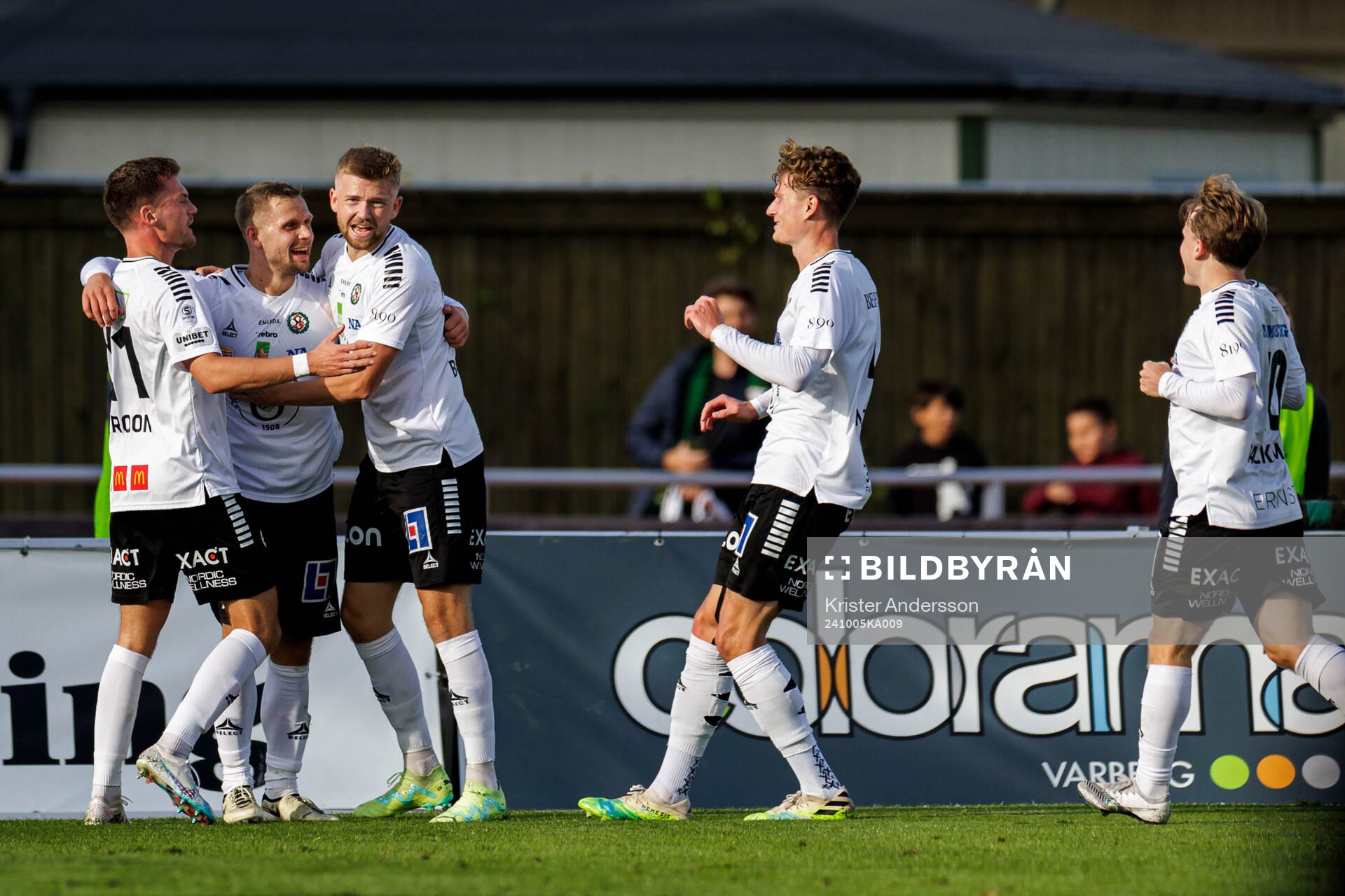 Örebros Samuel Kroon jublar med lagkamrater efter 0-1 under fotbollsmatchen i Superettan mellan Varberg och Örebro den 5 oktober 2024 i Varberg.