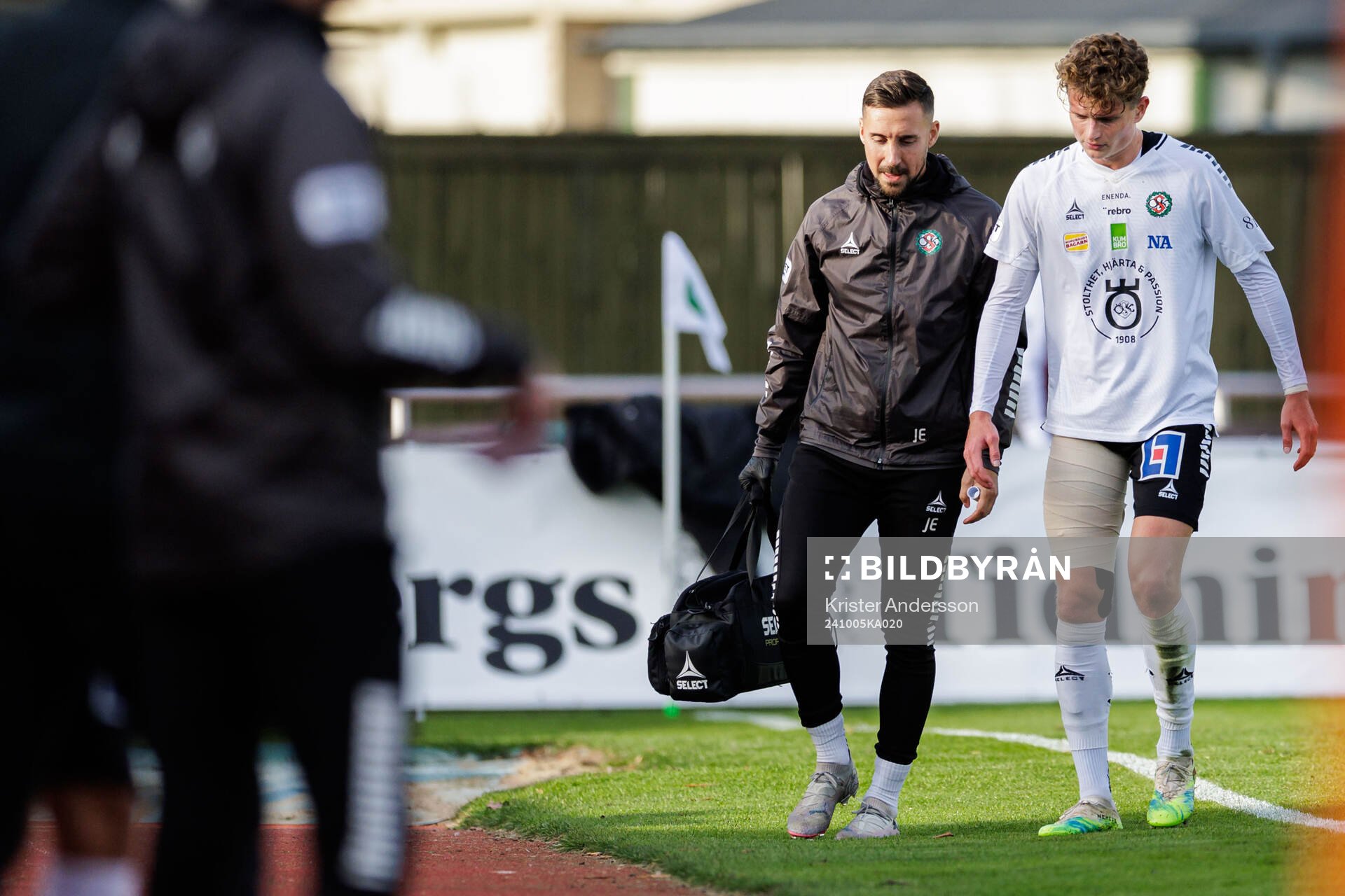 Örebros Erik McCue lämnar planen skadad