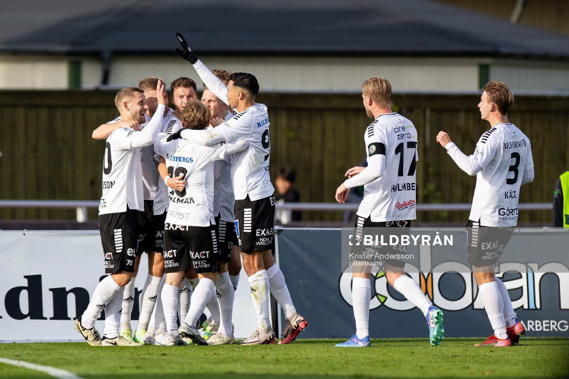 Örebros spelare jublar med Samuel Kroon