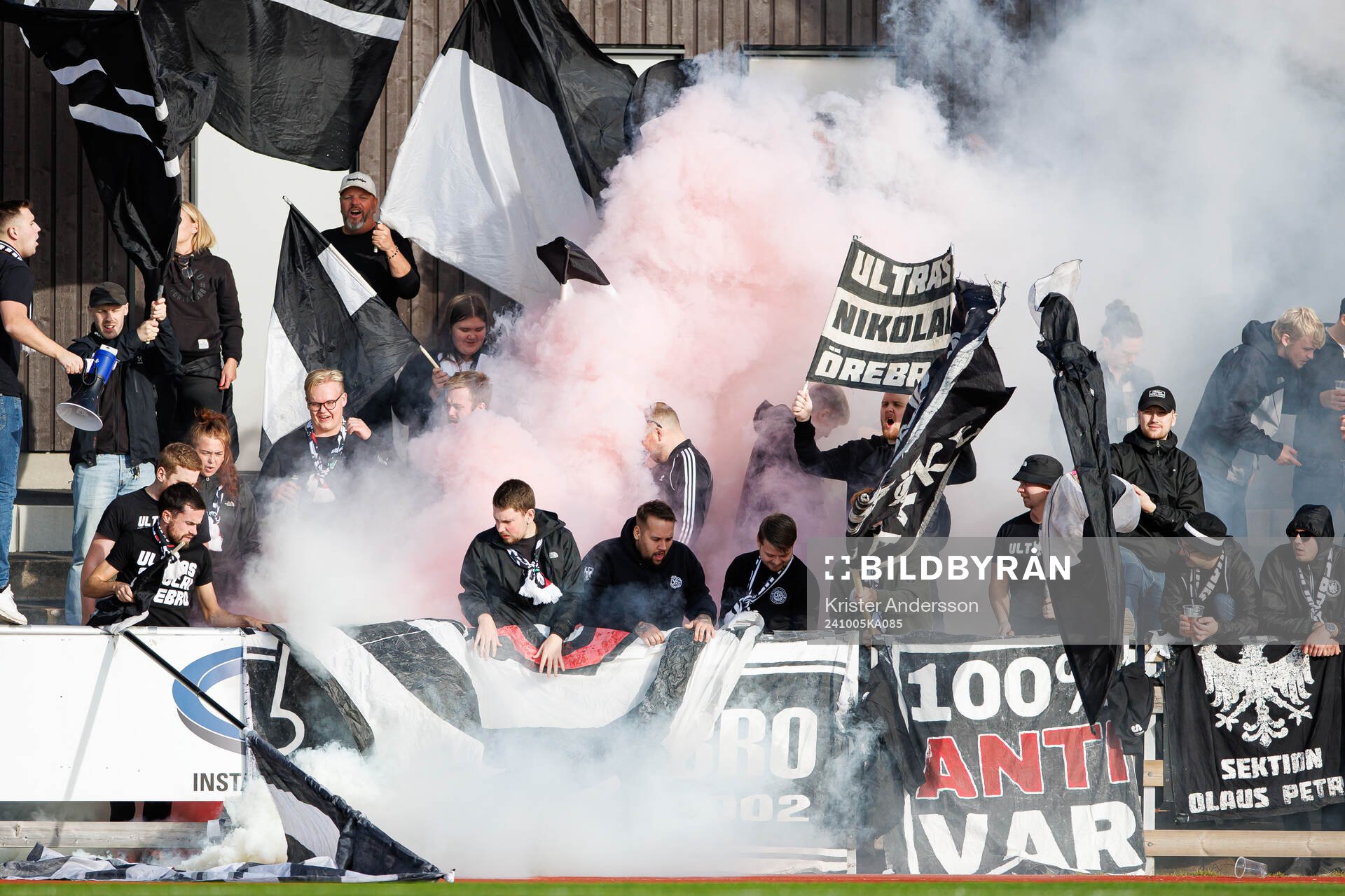 Örebro supportrar med bengaler