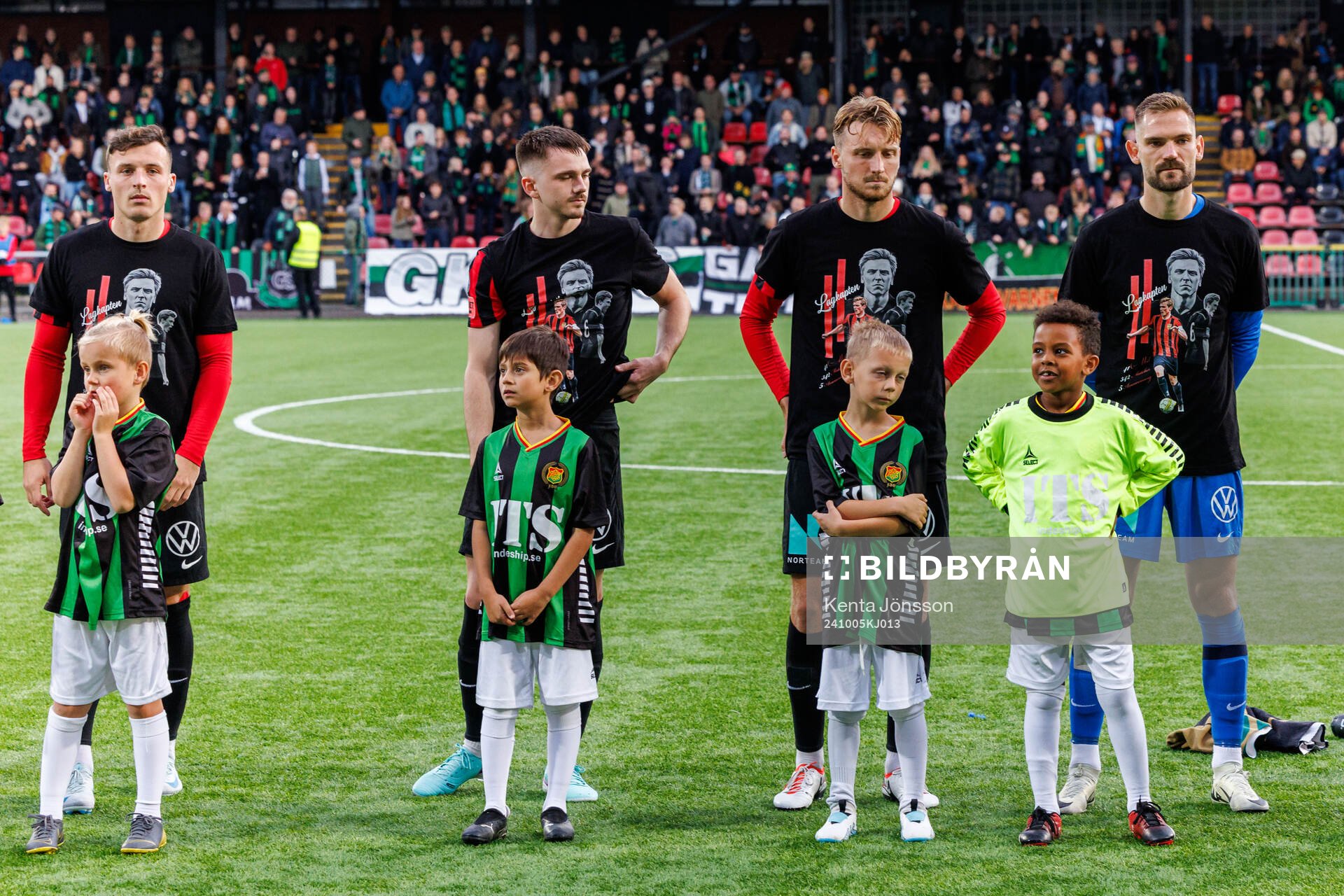 Brommapojkarnas spelare med tröjor i en hyllning av
