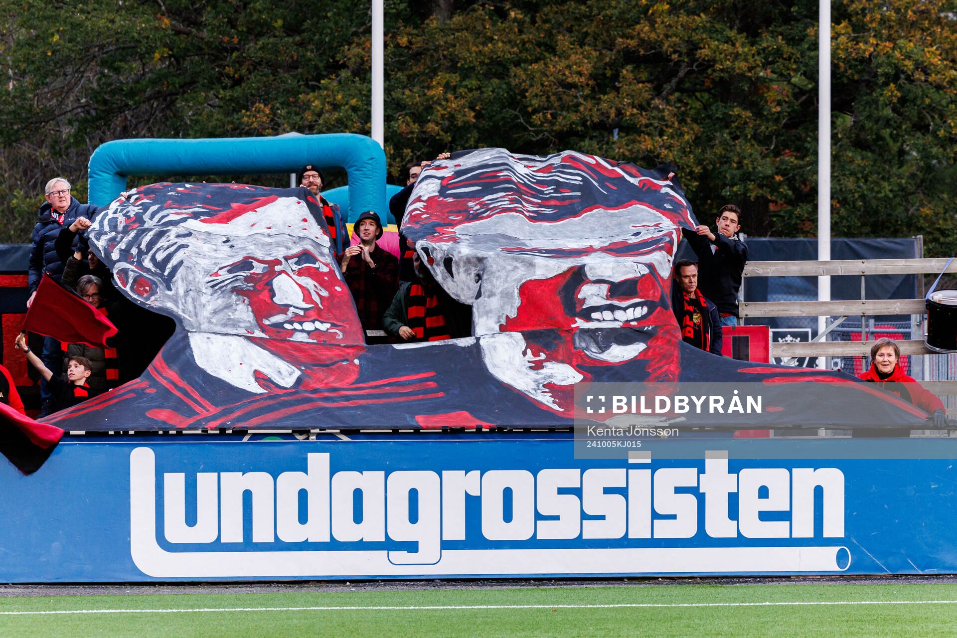 Brommapojkarnas supportrar med tifo tillägnat