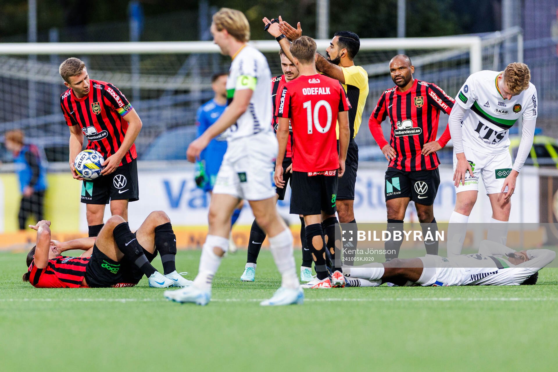 Brommapojkarnas Nikola Vasic och GAIS Harun Ibrahim har ont