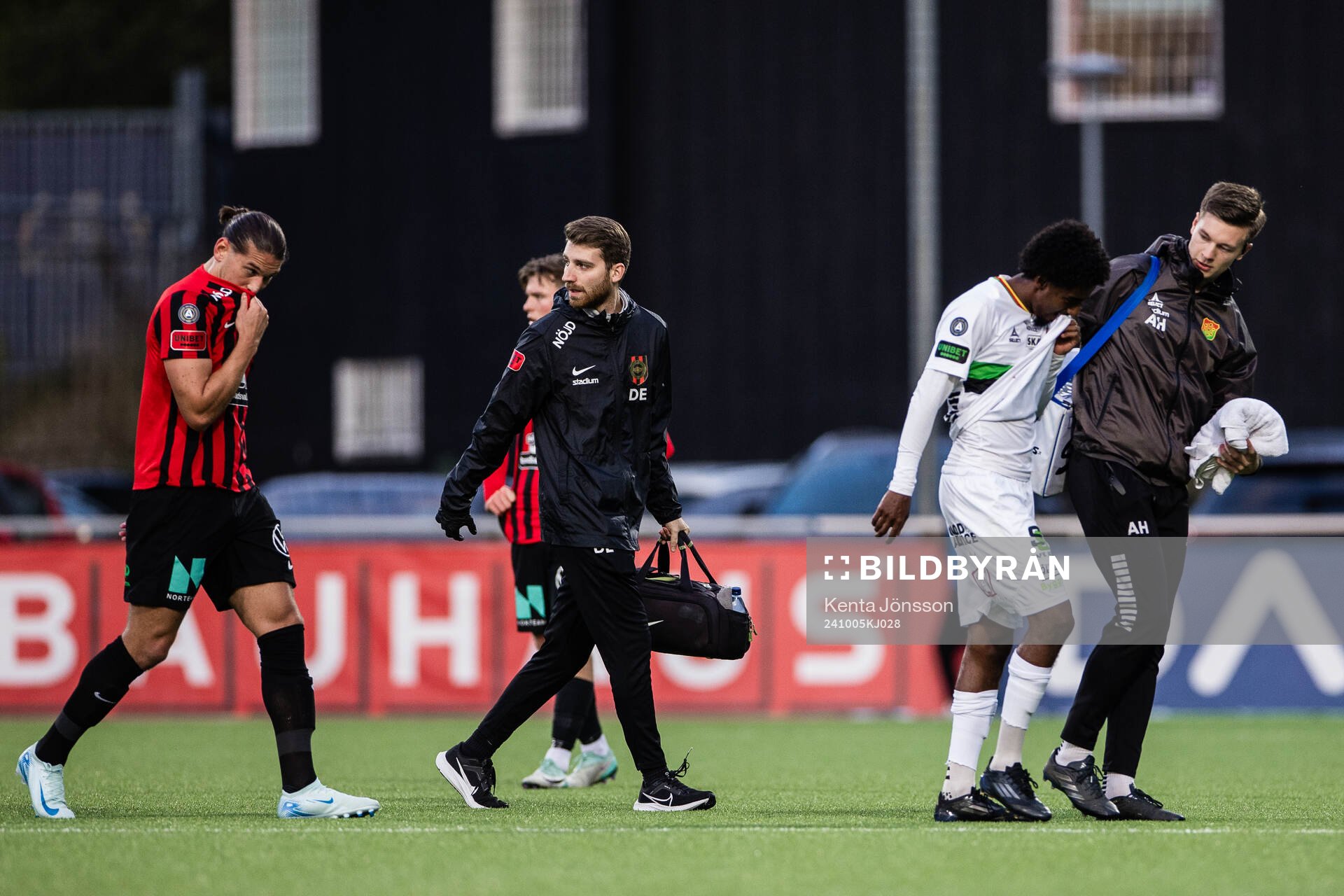 Brommapojkarnas Nikola Vasic och GAIS Harun Ibrahim har ont