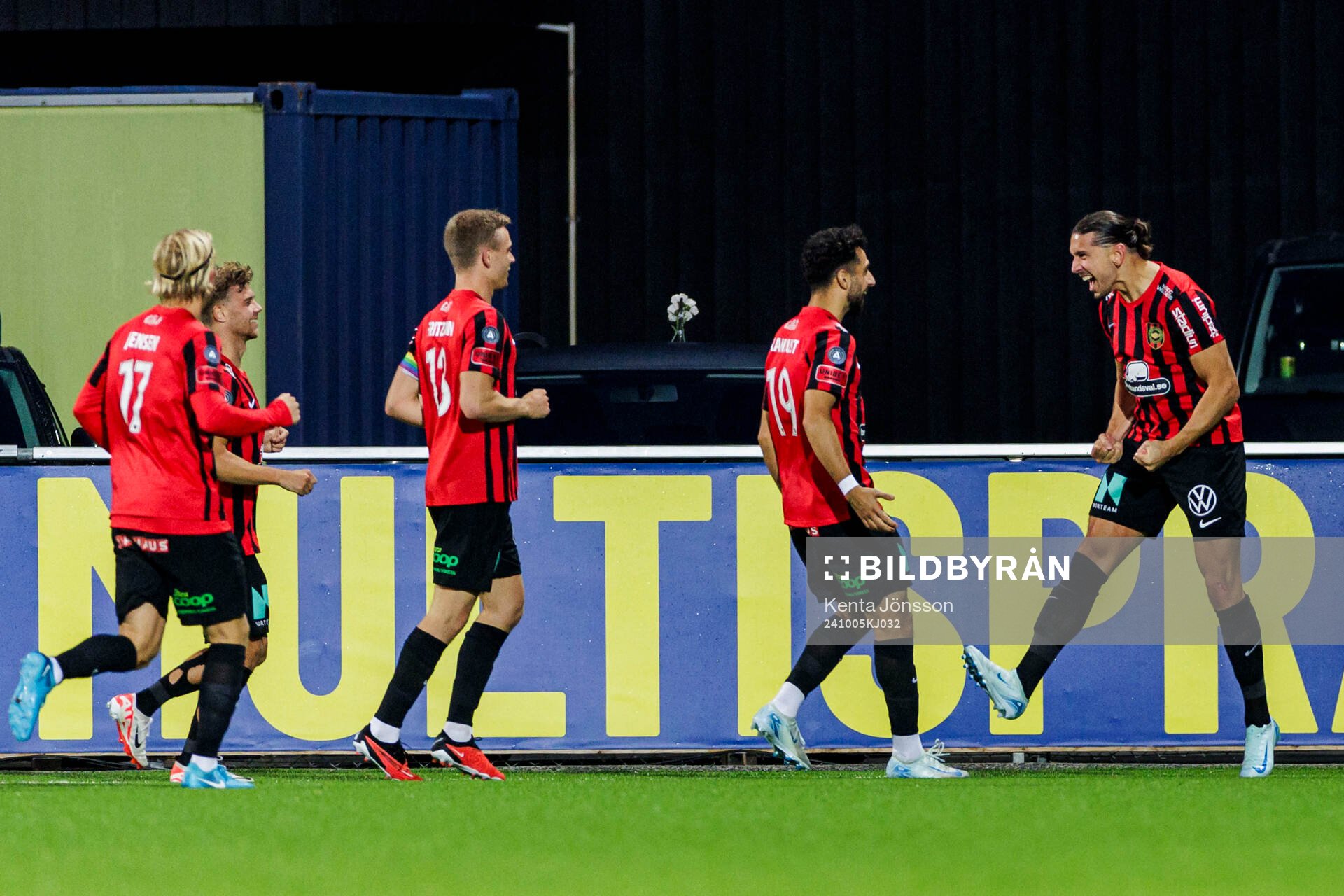 Brommapojkarnas Nikola Vasic jublar