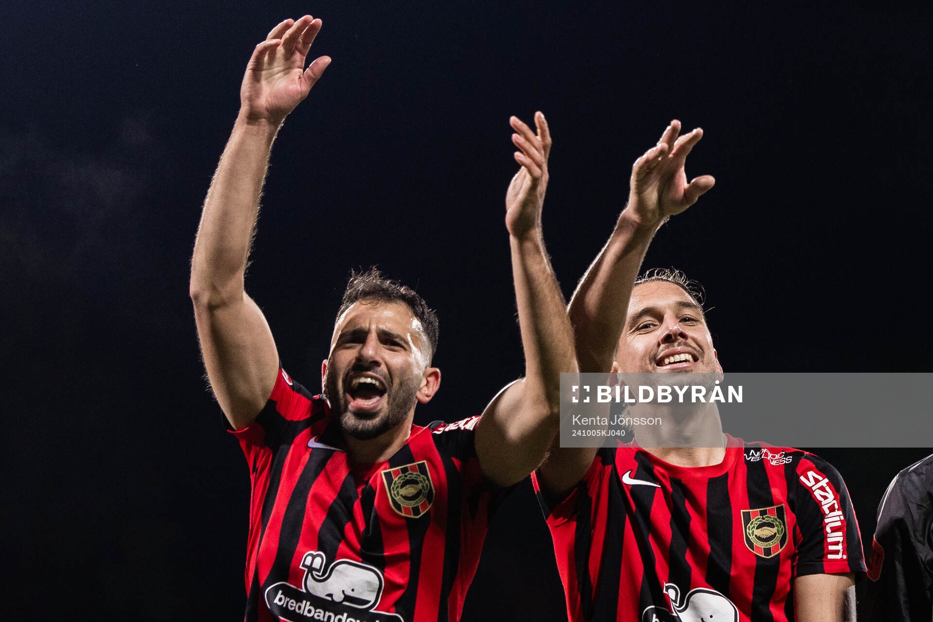 Brommapojkarnas André Calisir och Nikola Vasic jublar