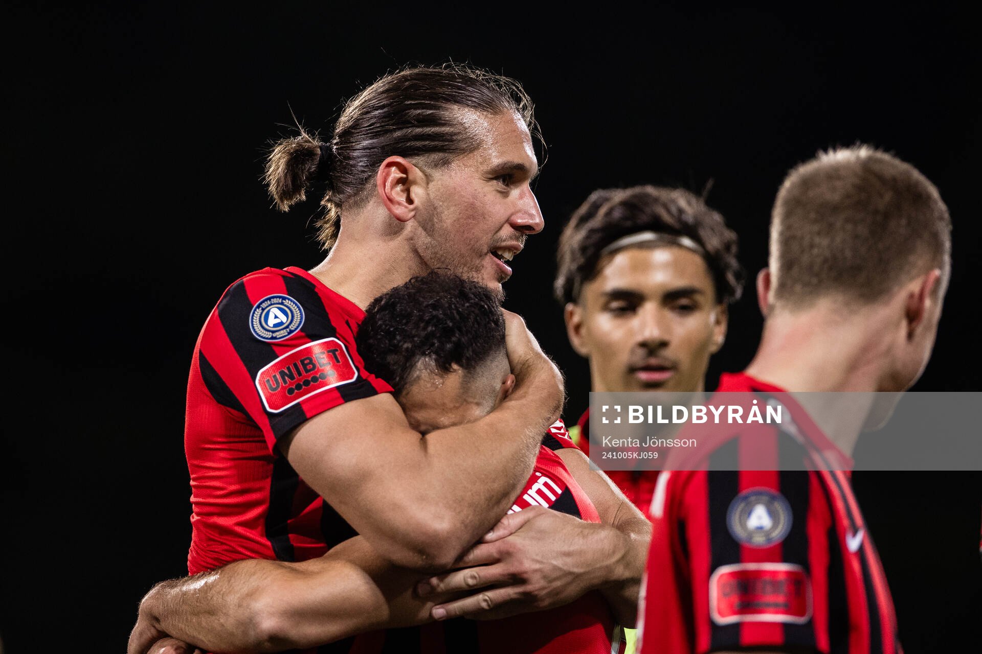 Brommapojkarnas Nikola Vasic jublar med André Calisir