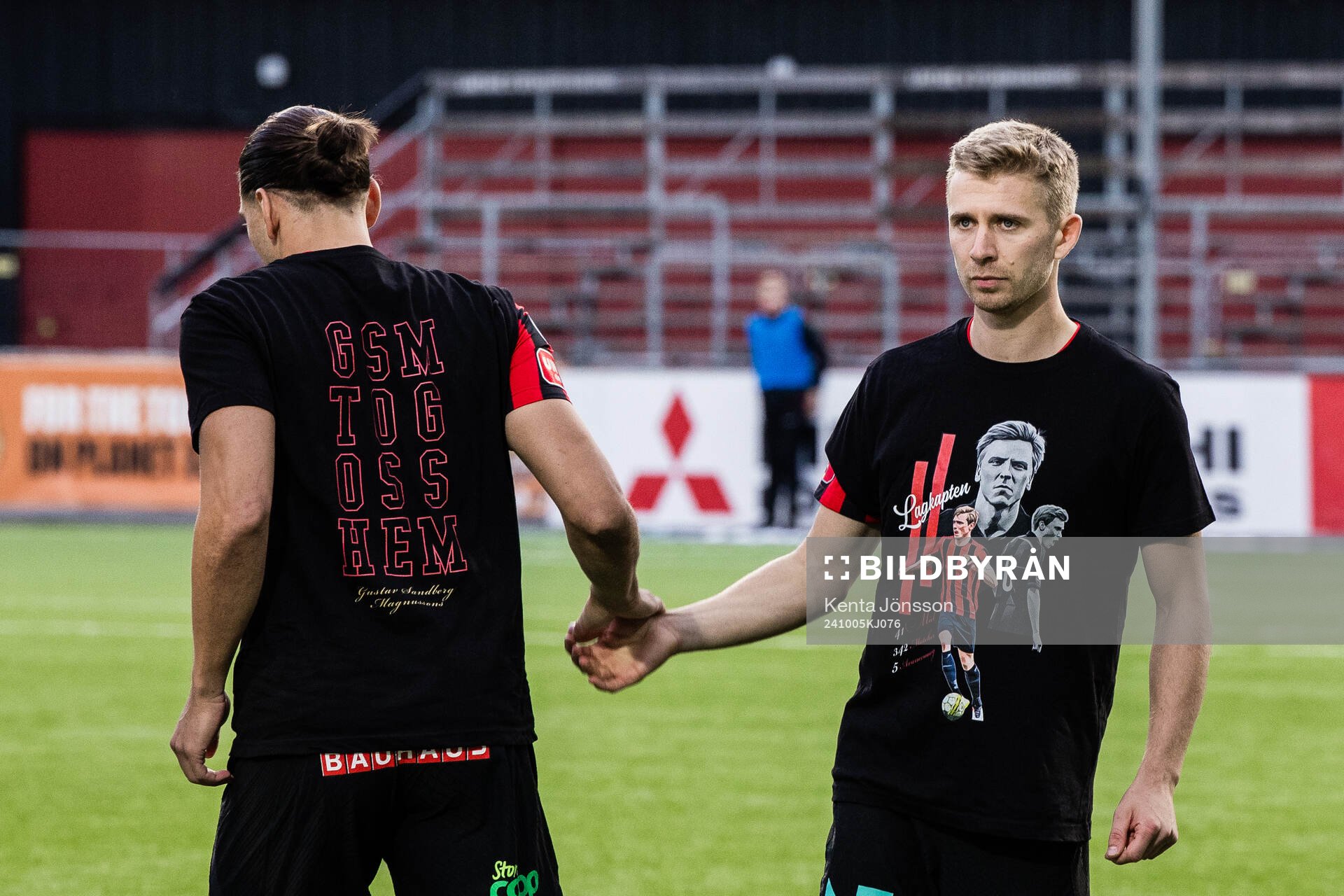 Brommapojkarnas spelare med tröjor i en hyllning av Gustav Sandberg Magnusson inför fotbollsmatchen i Allsvenskan mellan Brommapojkarna och GAIS den 5 oktober 2024 i Stockholm.
