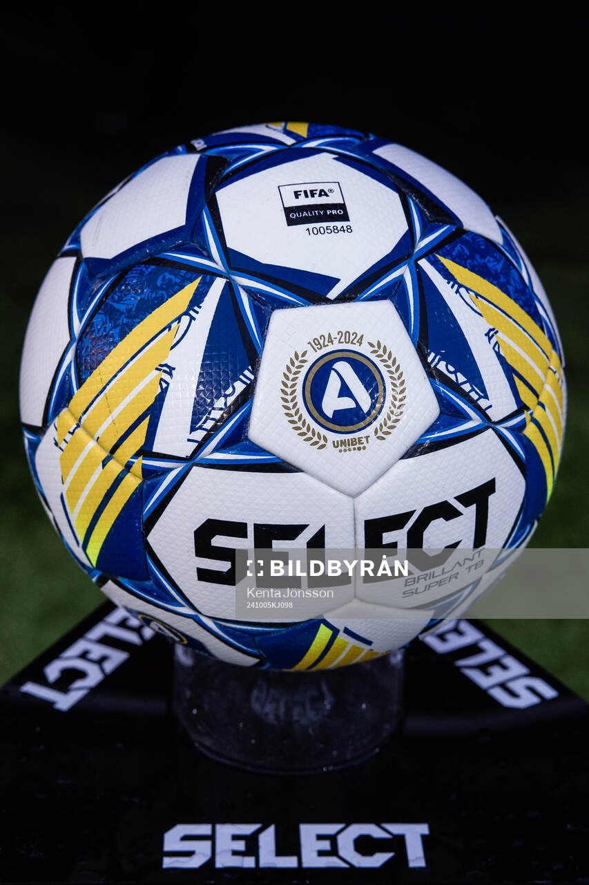 En matchboll med Allsvenskans logotyp
