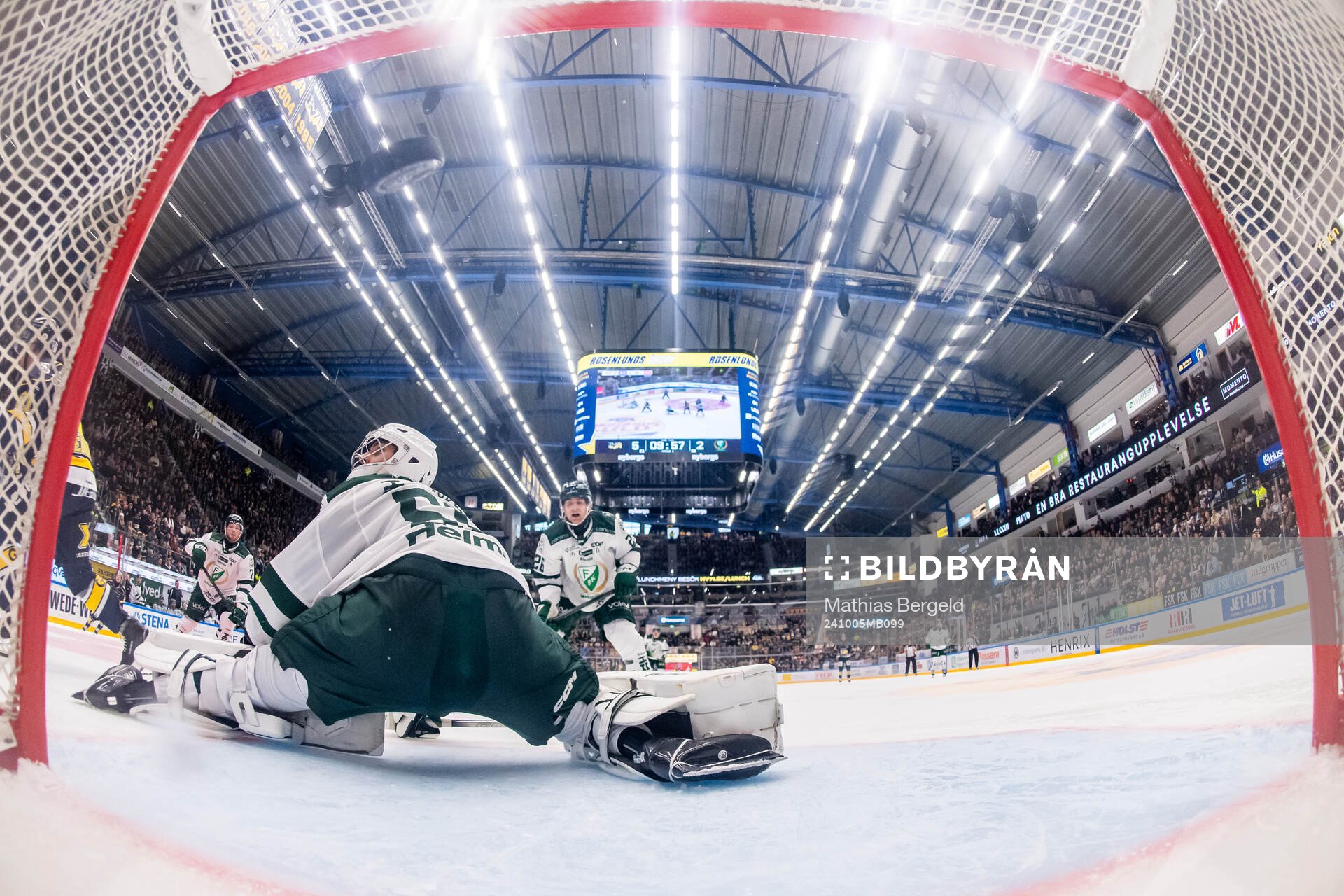 HV71s Mattias Tedenby gör 6-2 bakom Färjestads målvakt