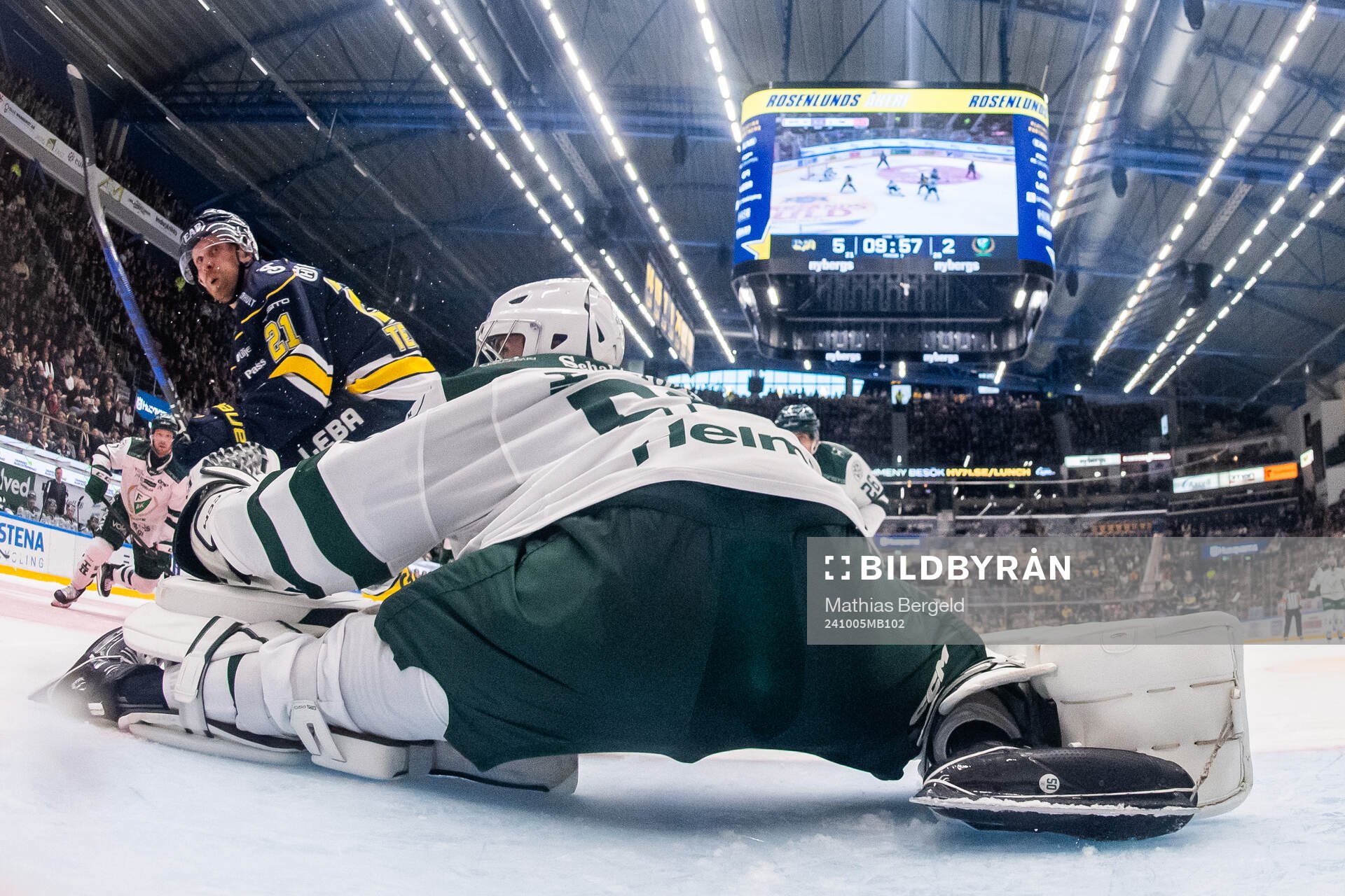 HV71s Mattias Tedenby gör 6-2 bakom Färjestads målvakt