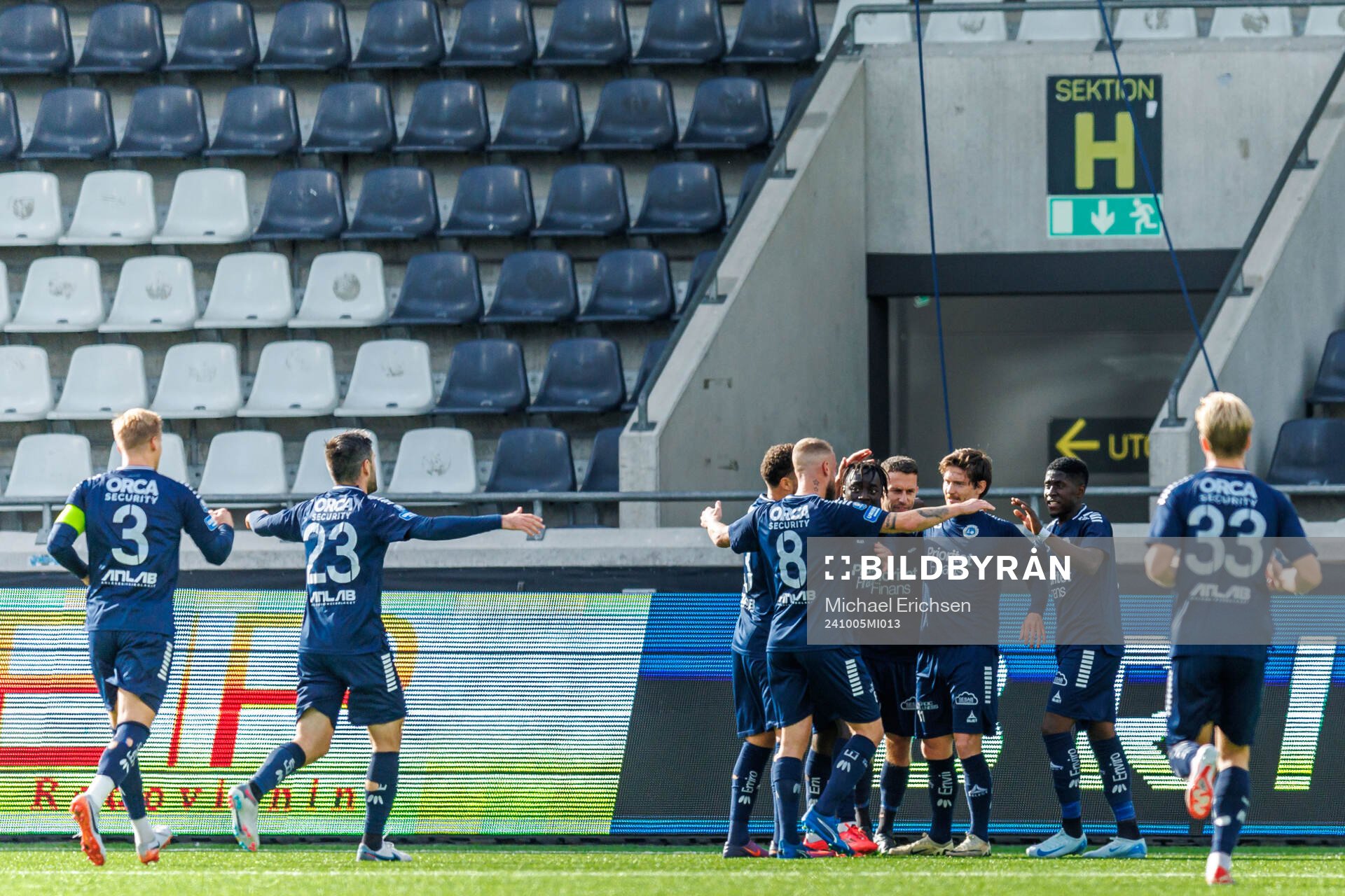 Utsiktens Robin Book jublar med lagkamrater