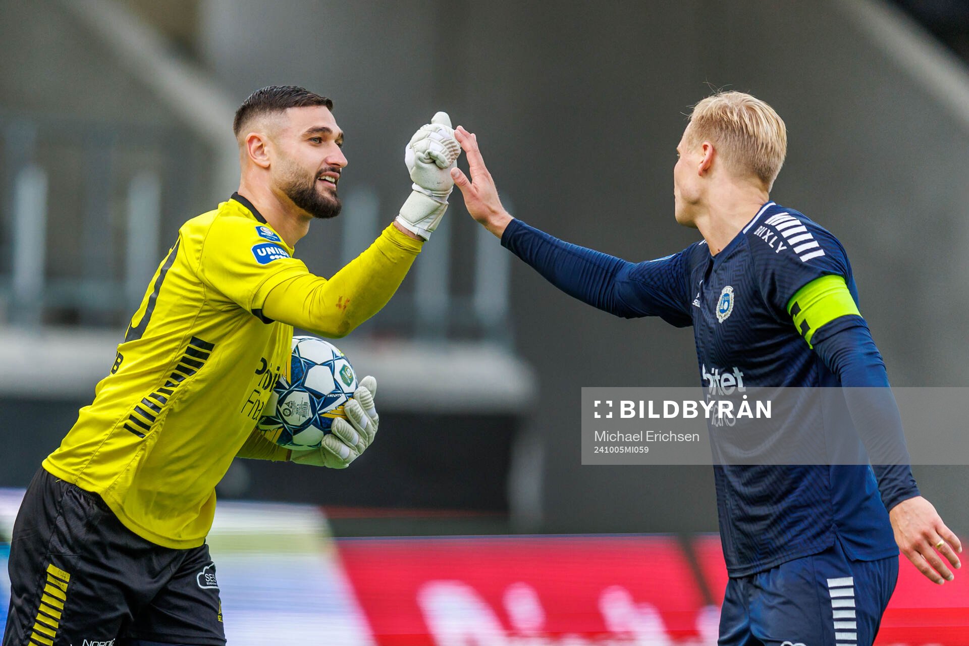 Utsiktens målvakt Elias Hadaya och Jesper Brandt jubla