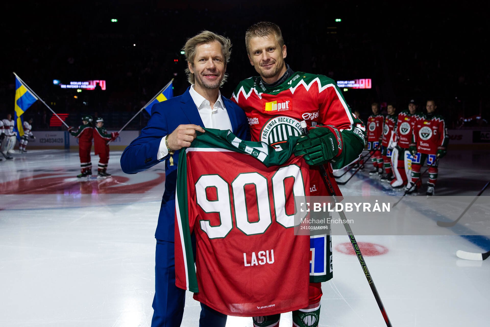 Tomi Kallio uppvaktar Frölundas Nicklas Lasu