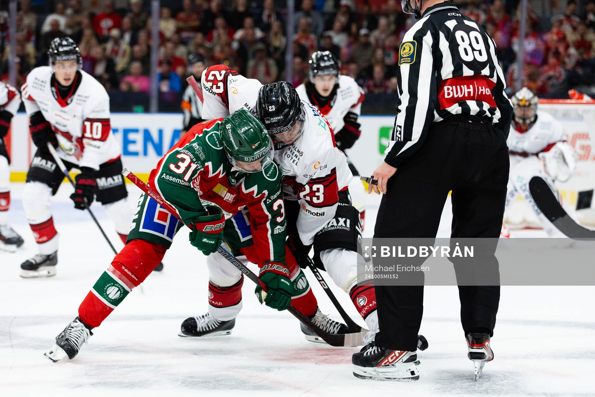 Frölundas Nicklas Lasu tekar mot Malmö Redhawks