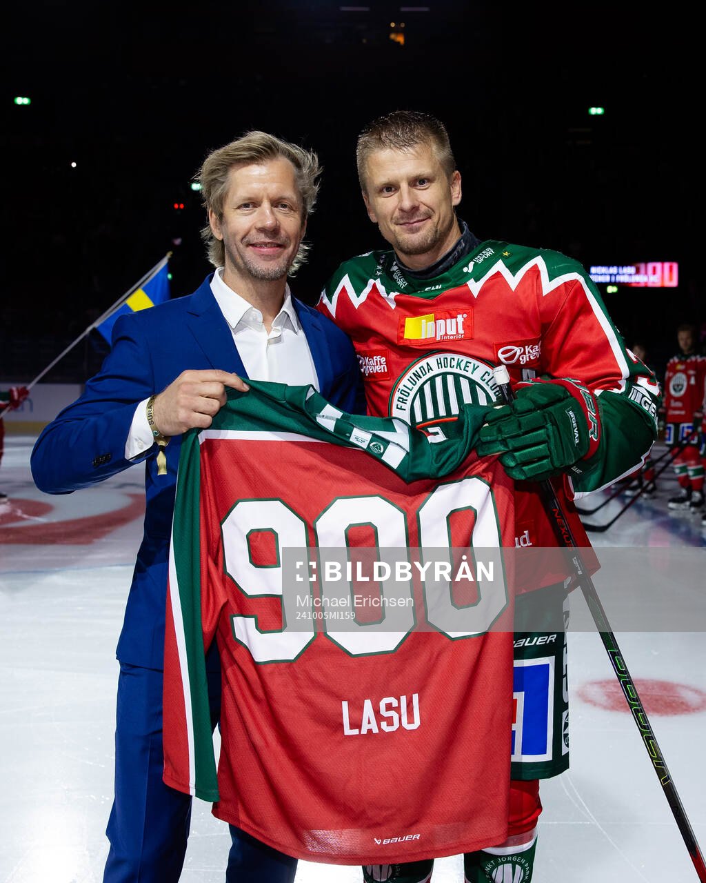 Frölundas Nicklas Lasu uppvaktas av tidigare spelaren Tomi
