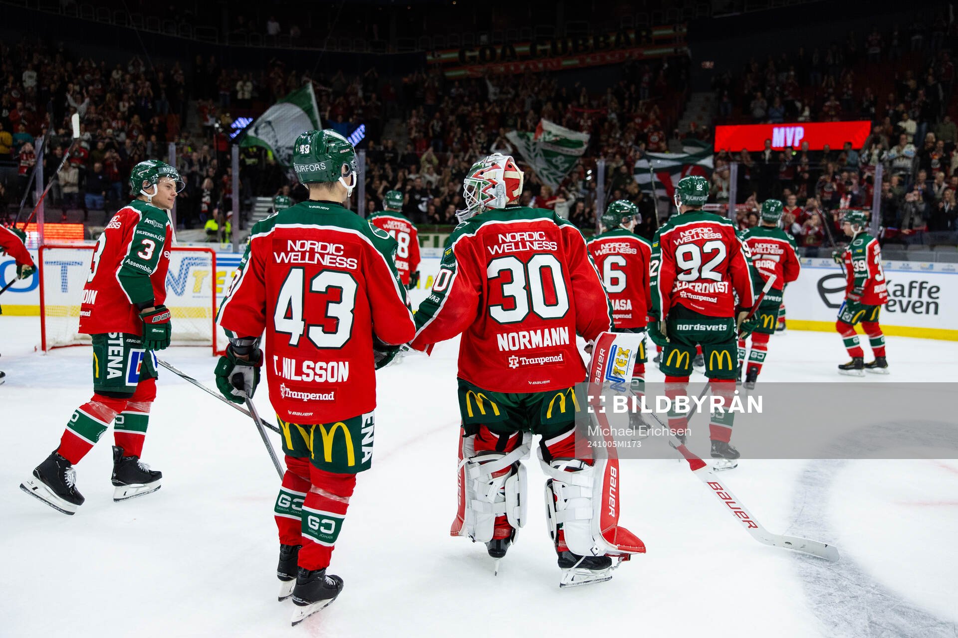 Frölundas Tom Nilsson och målvakt Tobias Normann tackar