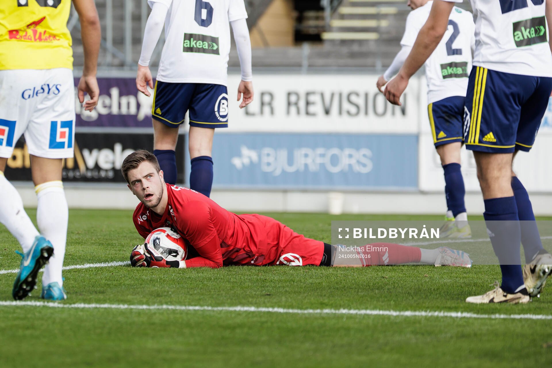Ängelholms målvakt Robin Streifert under fotbollsmatchen i Division 1 Södra mellan Falkenbergs FF och Ängelholm den 5 oktober 2024 i Falkenberg.