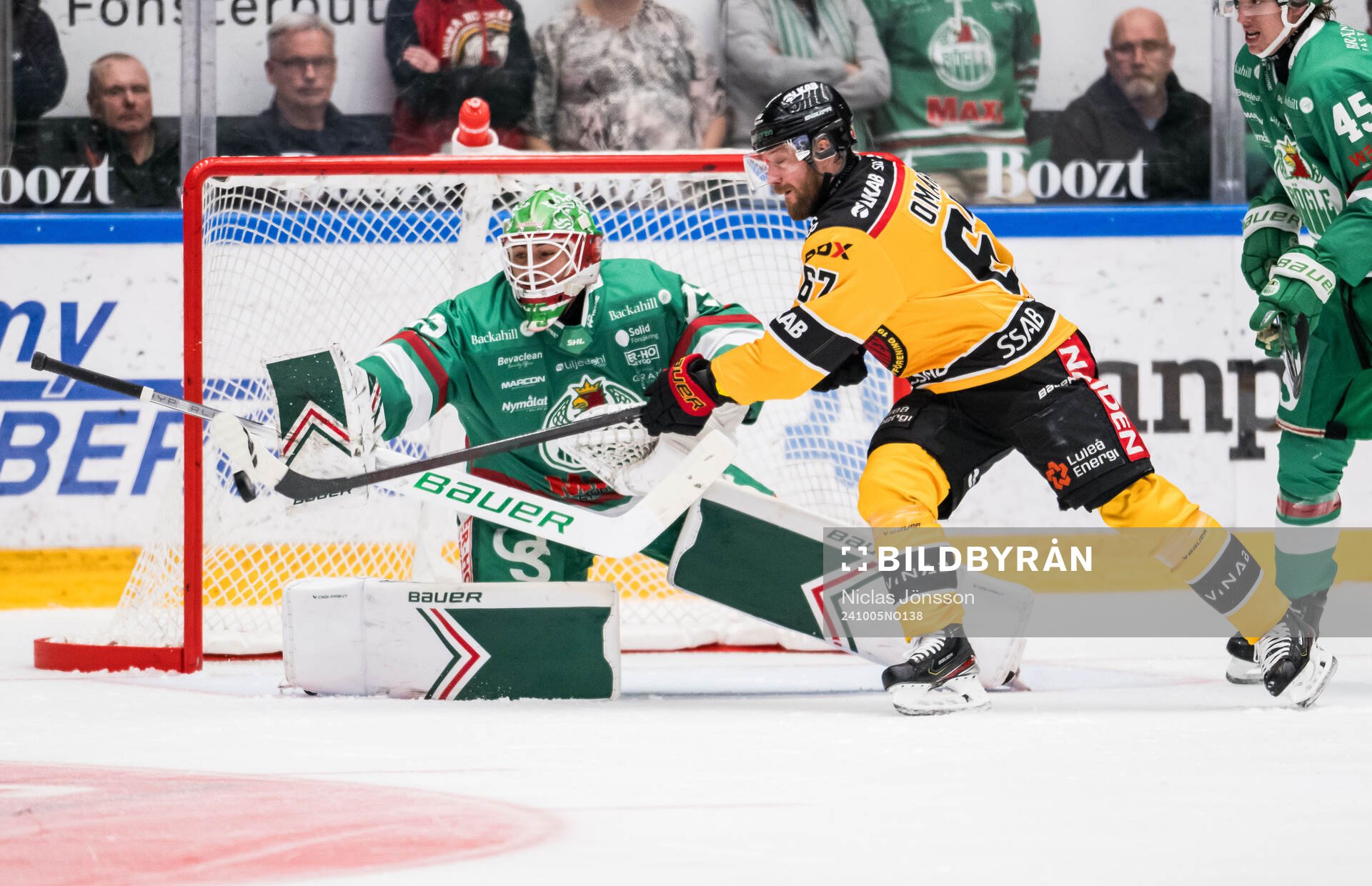 Rögles målvakt Arvid Holm och Luleås Linus Omark